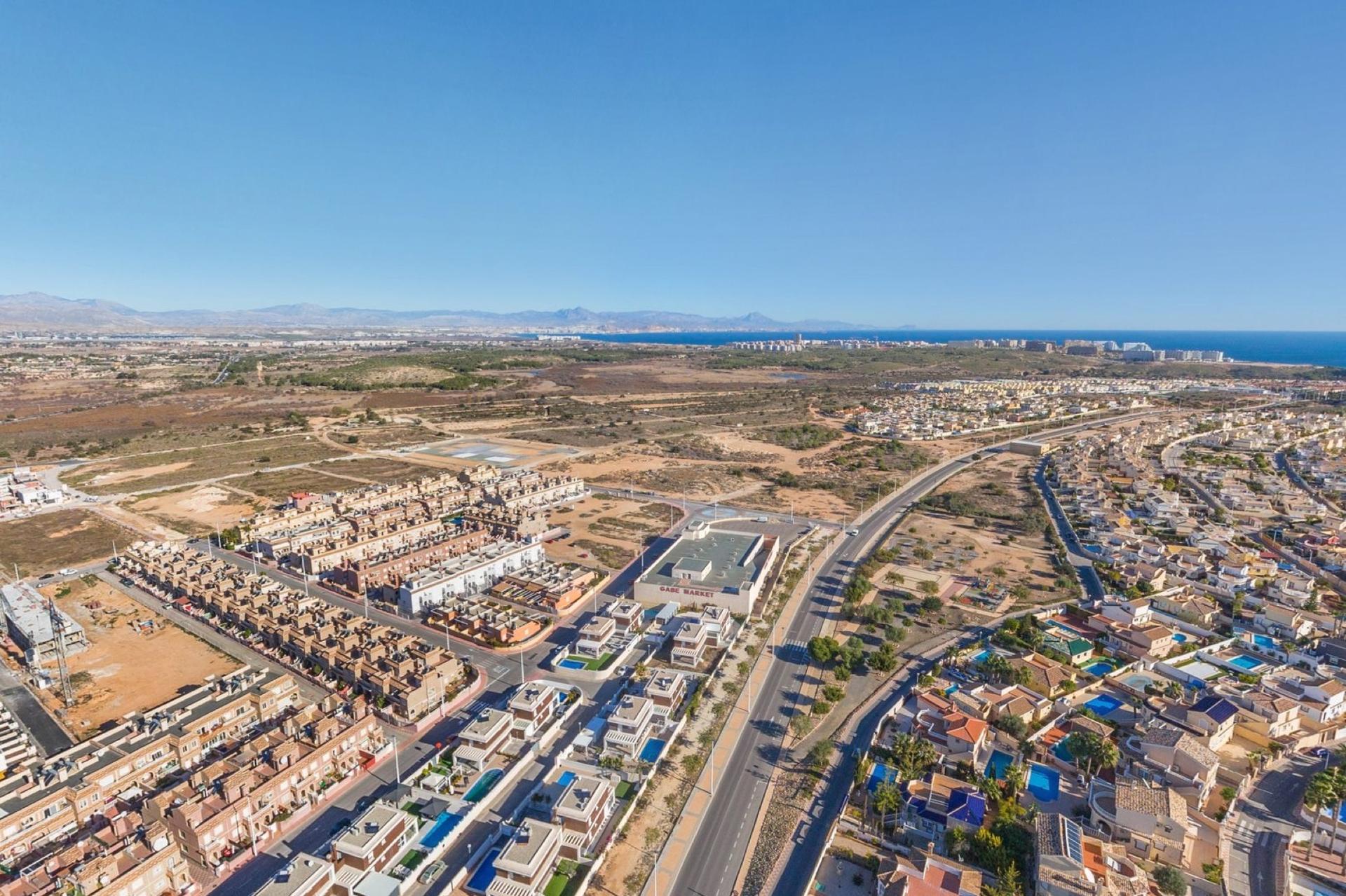 Gran Alacant — Hillside urbanisation between Alicante and Santa Pola — British-popular, great views, quiet residential character, and 20 minutes from the airport.