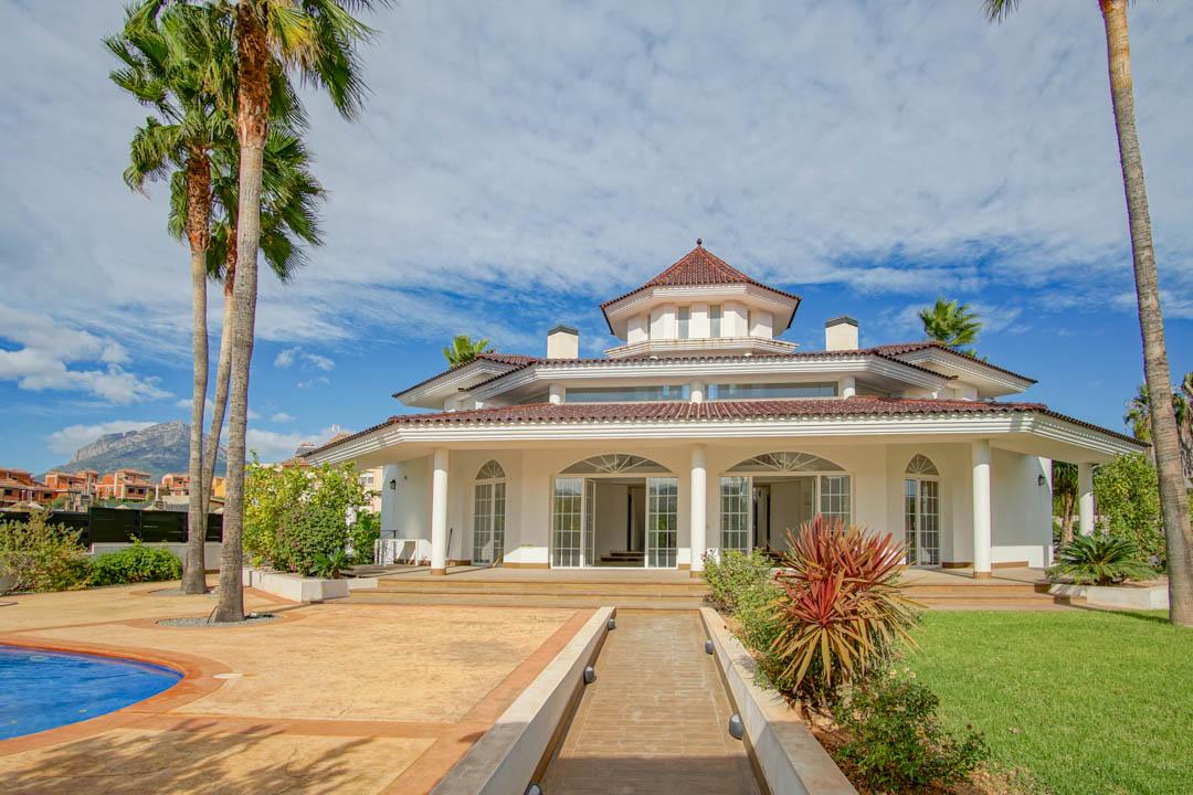 Villa in Alfaz del Pi — image 1