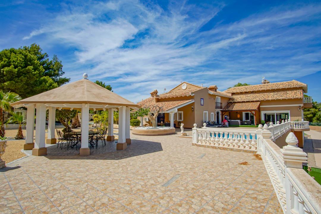 Villa in La Nucia — image 1