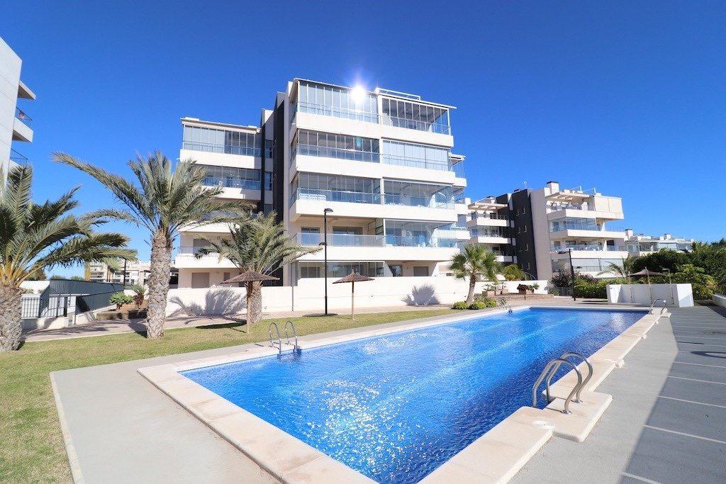 Luxury apartment in the Green Hills residential complex in Villamartín — image 1