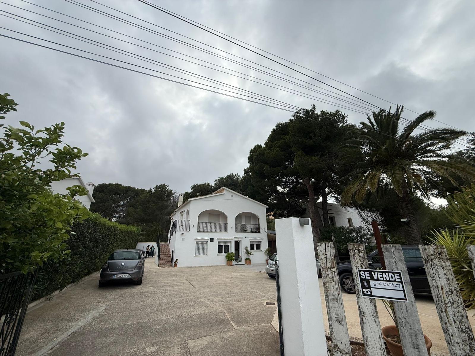 Chalet with large plot and own well — image 1