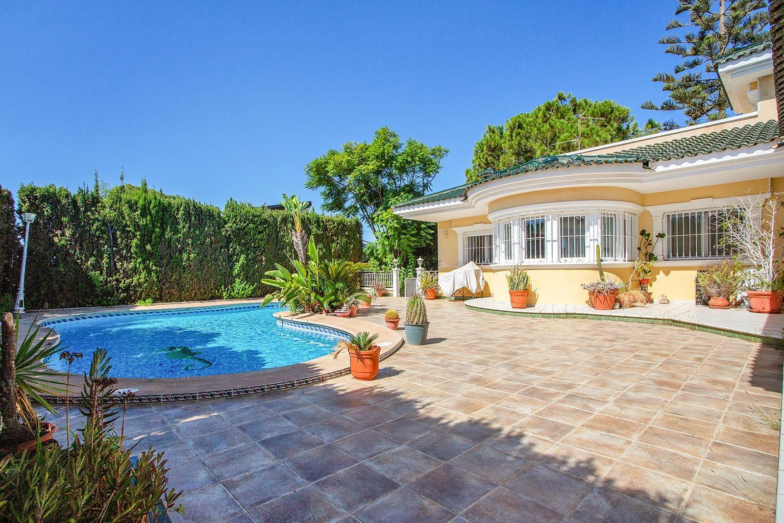 Opportunity for a luxury villa with more than 500m2 of living space — image 1