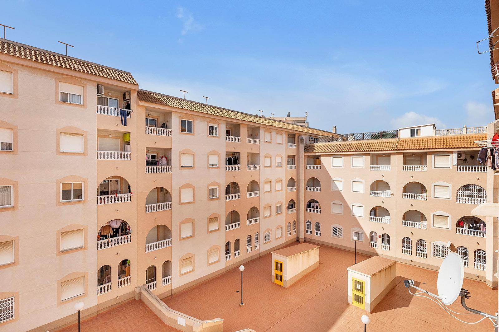 Apartment with pool in the heart of Torrevieja · Playa del Cura — image 1