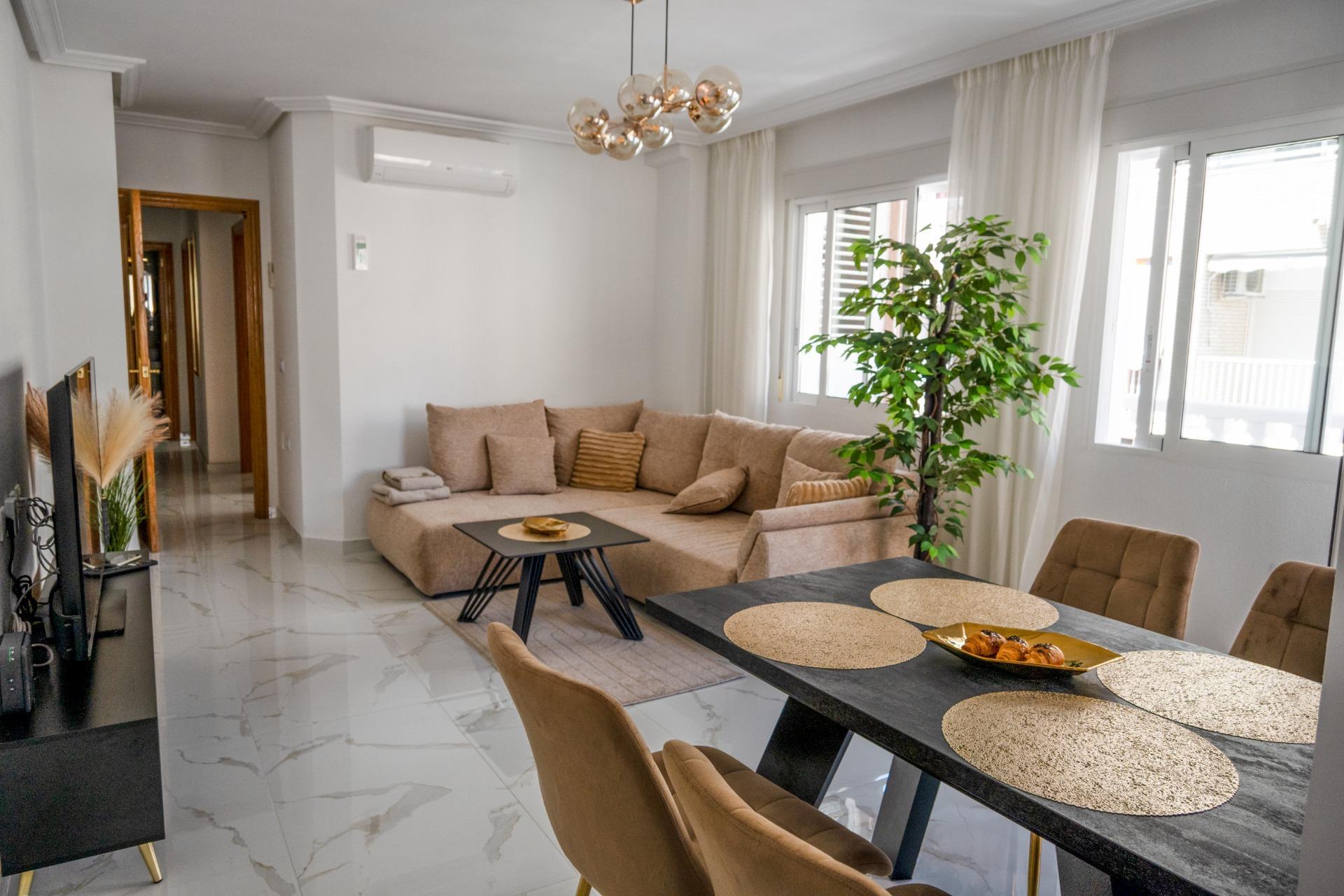 Amplio apartamento recién reformado en uno de los barrios más demandados de Torrevieja — Playa del Cura, a solo 100 metros de la playa. — image 1