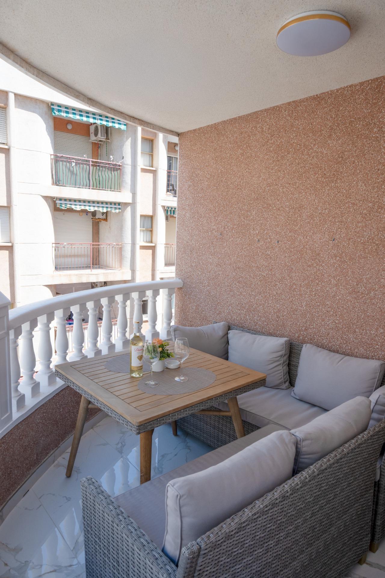 Amplio apartamento recién reformado en uno de los barrios más demandados de Torrevieja — Playa del Cura, a solo 100 metros de la playa. — image 2