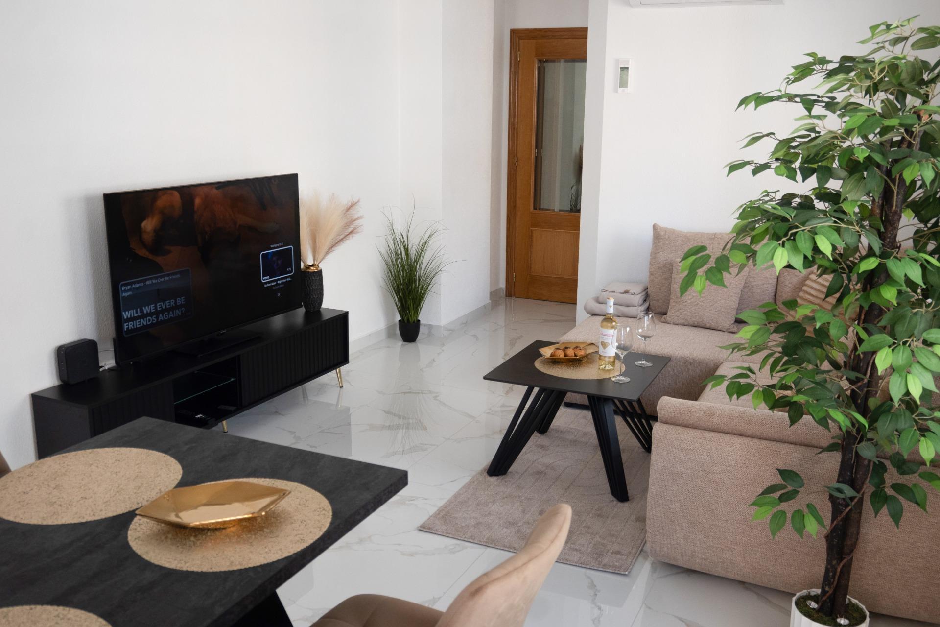 Amplio apartamento recién reformado en uno de los barrios más demandados de Torrevieja — Playa del Cura, a solo 100 metros de la playa. — image 3