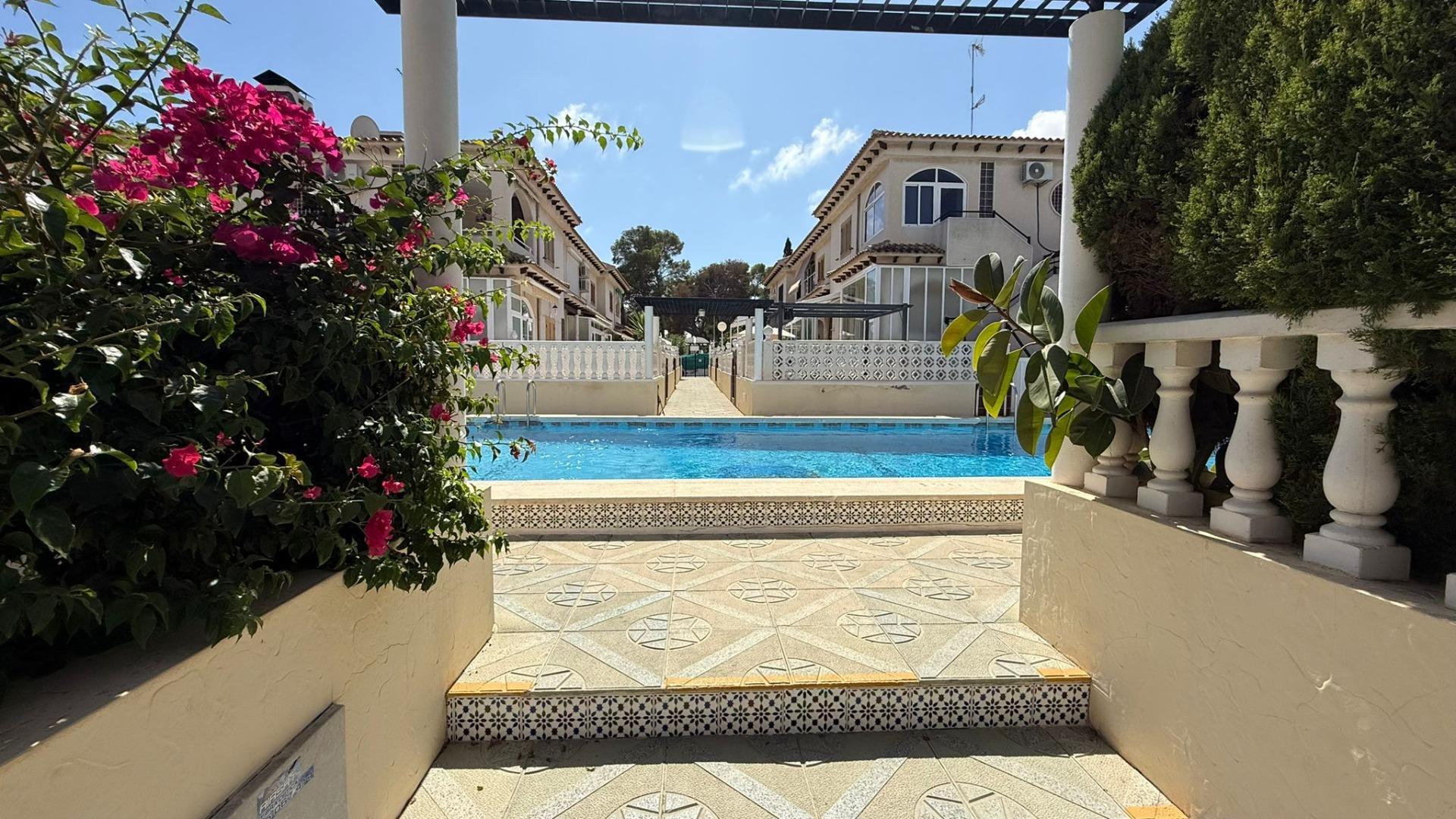 Exclusivo bungalow en planta alta con licencia turística, 2 dormitorios, 1 baño, piscina y sótano. — image 1