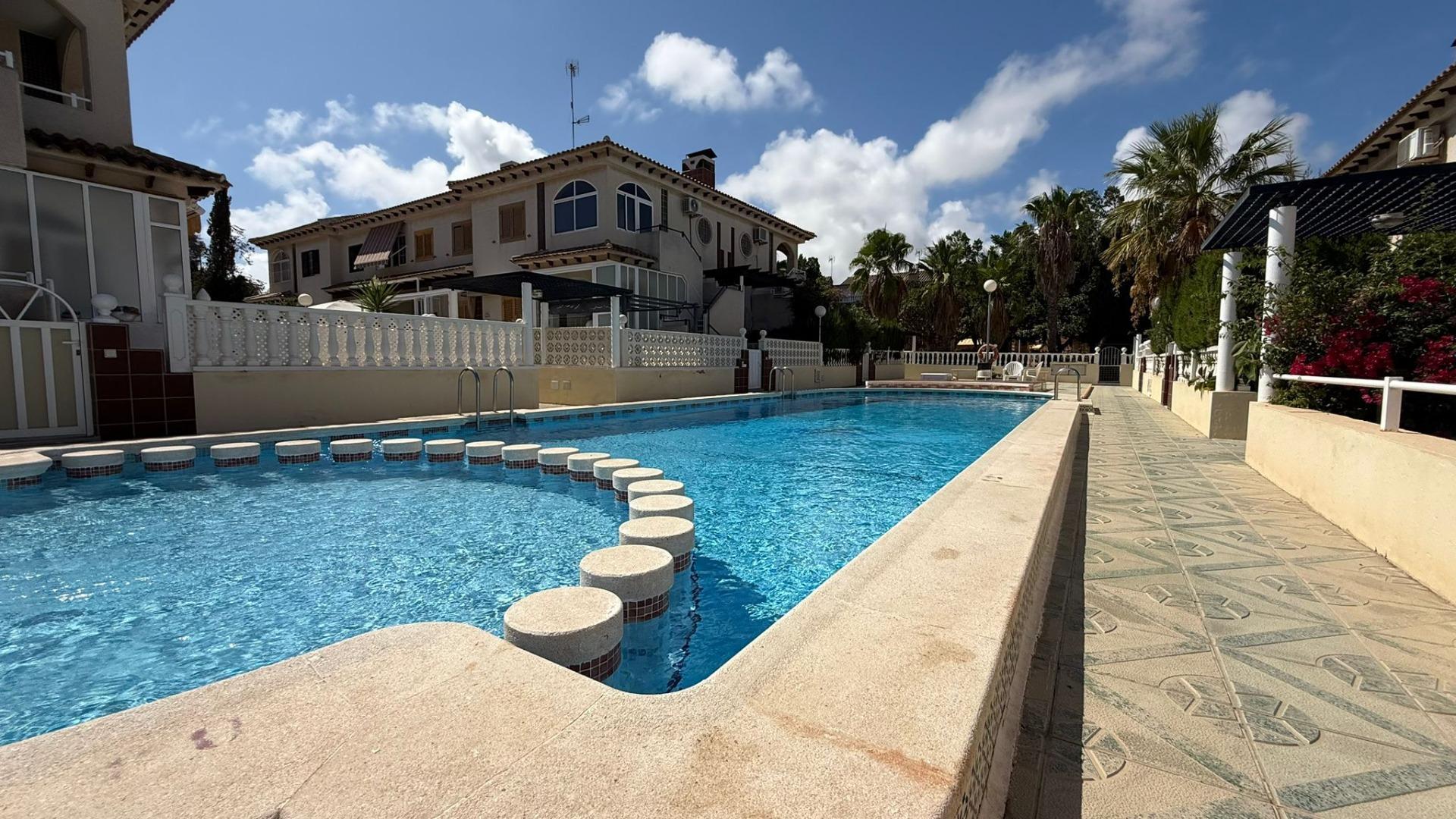 Exclusivo bungalow en planta alta con licencia turística, 2 dormitorios, 1 baño, piscina y sótano. — image 2