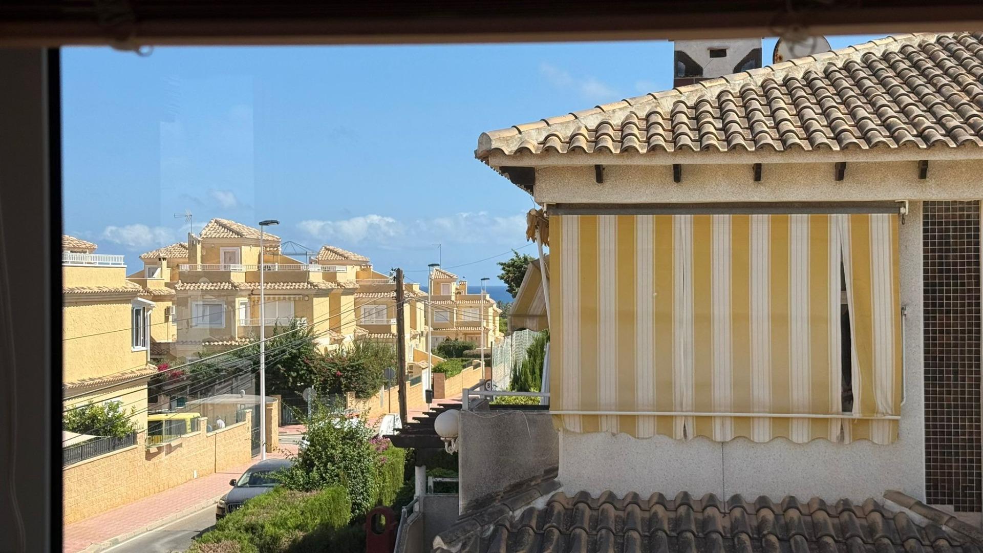 Exclusivo bungalow en planta alta con licencia turística, 2 dormitorios, 1 baño, piscina y sótano. — image 3