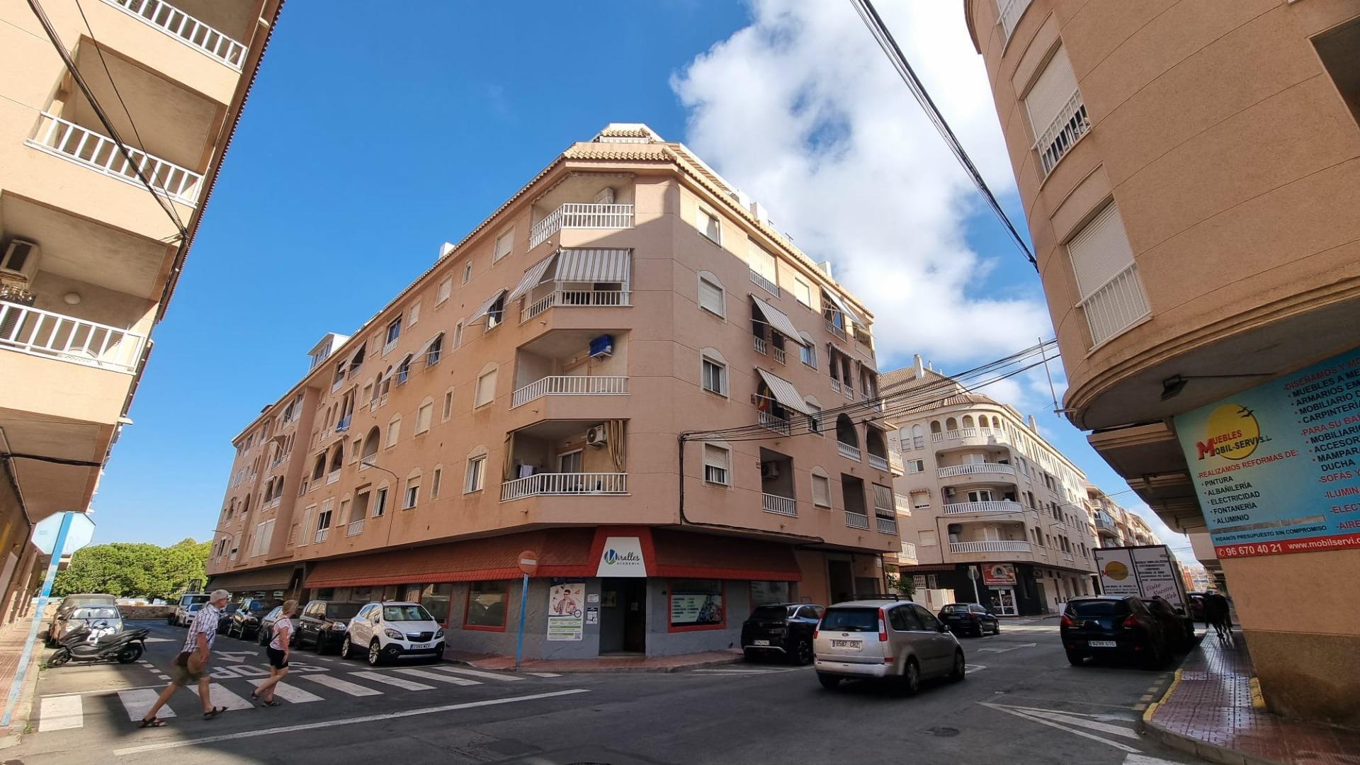 Apartamento semireformado a escasos metros de la playa ! — image 1