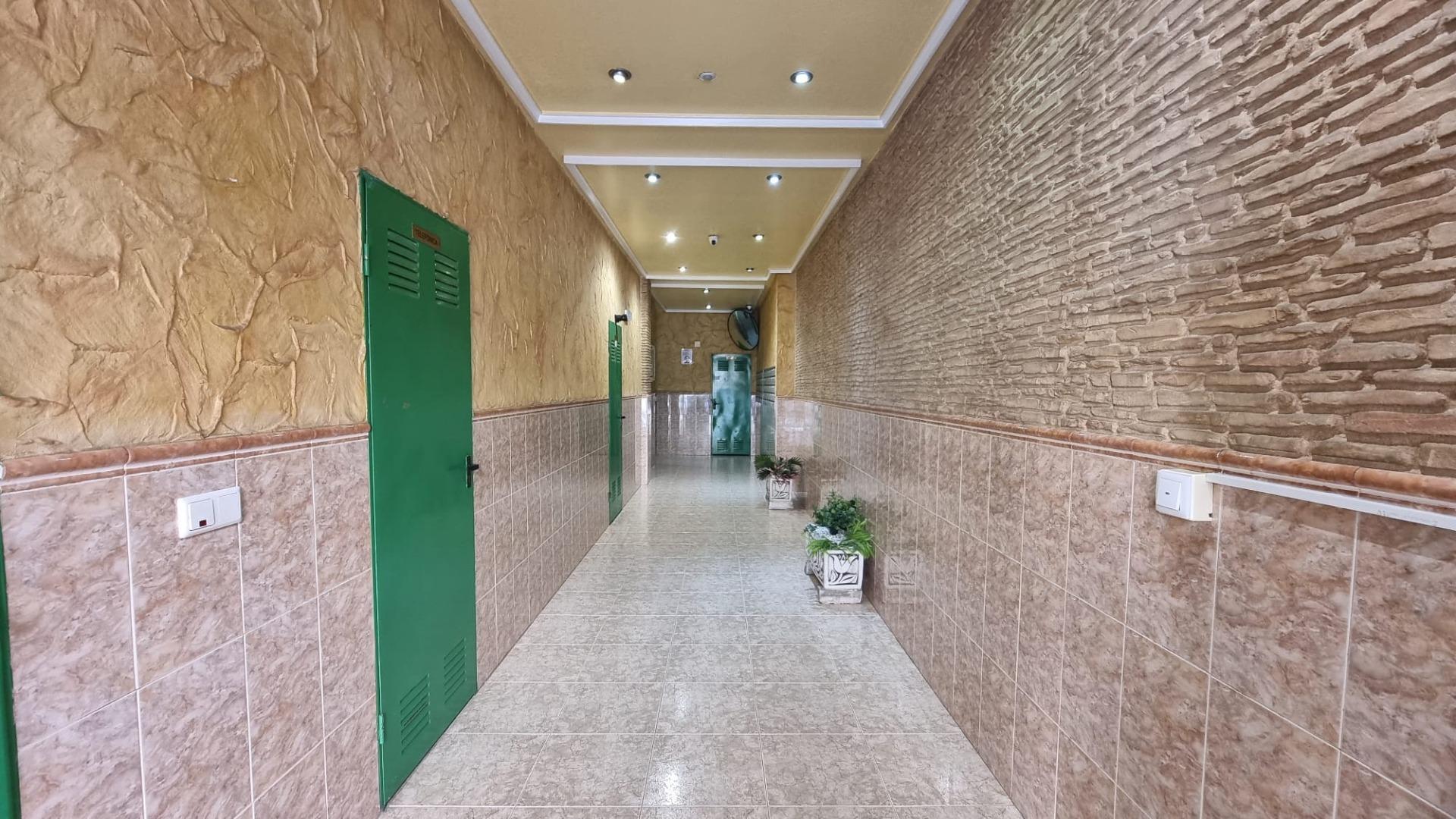 Apartamento semireformado a escasos metros de la playa ! — image 2