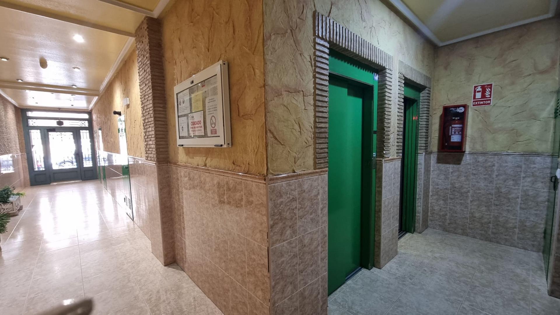 Apartamento semireformado a escasos metros de la playa ! — image 3