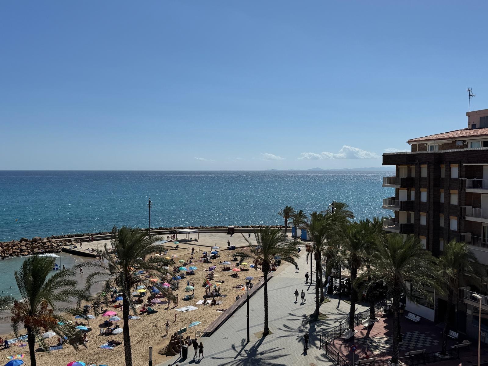 APARTAMENTO TOTALMENTE REFORMADO A 20 METROS DE PLAYA CON 100 M2 DE SUPERFICIE. 3 DORM. 1 BAÑOS. — image 1