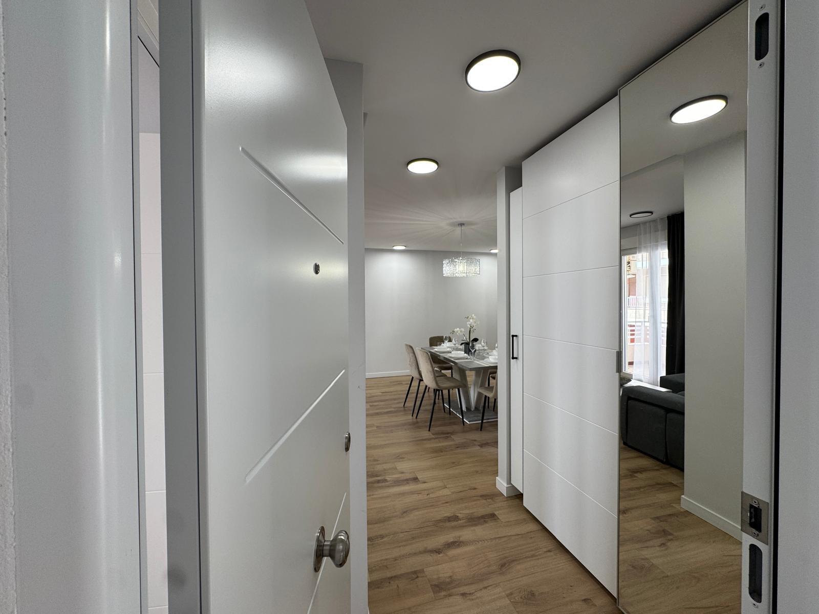 APARTAMENTO TOTALMENTE REFORMADO A 20 METROS DE PLAYA CON 100 M2 DE SUPERFICIE. 3 DORM. 1 BAÑOS. — image 2