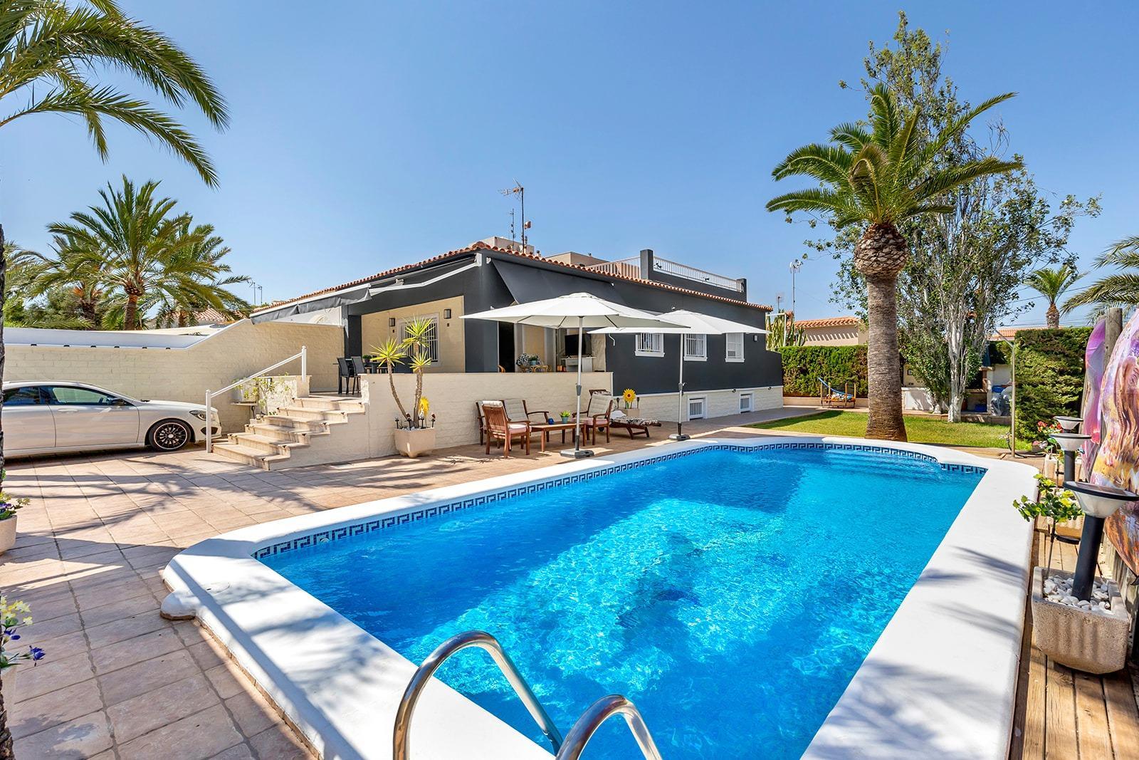 VILLA EN PUNTA PRIMA A 100 METROS DE PLAYA CON SUPERFICIE 212 M2. CON PARCELA DE 442 M2. CON PISCINA PRIVADA. — image 1
