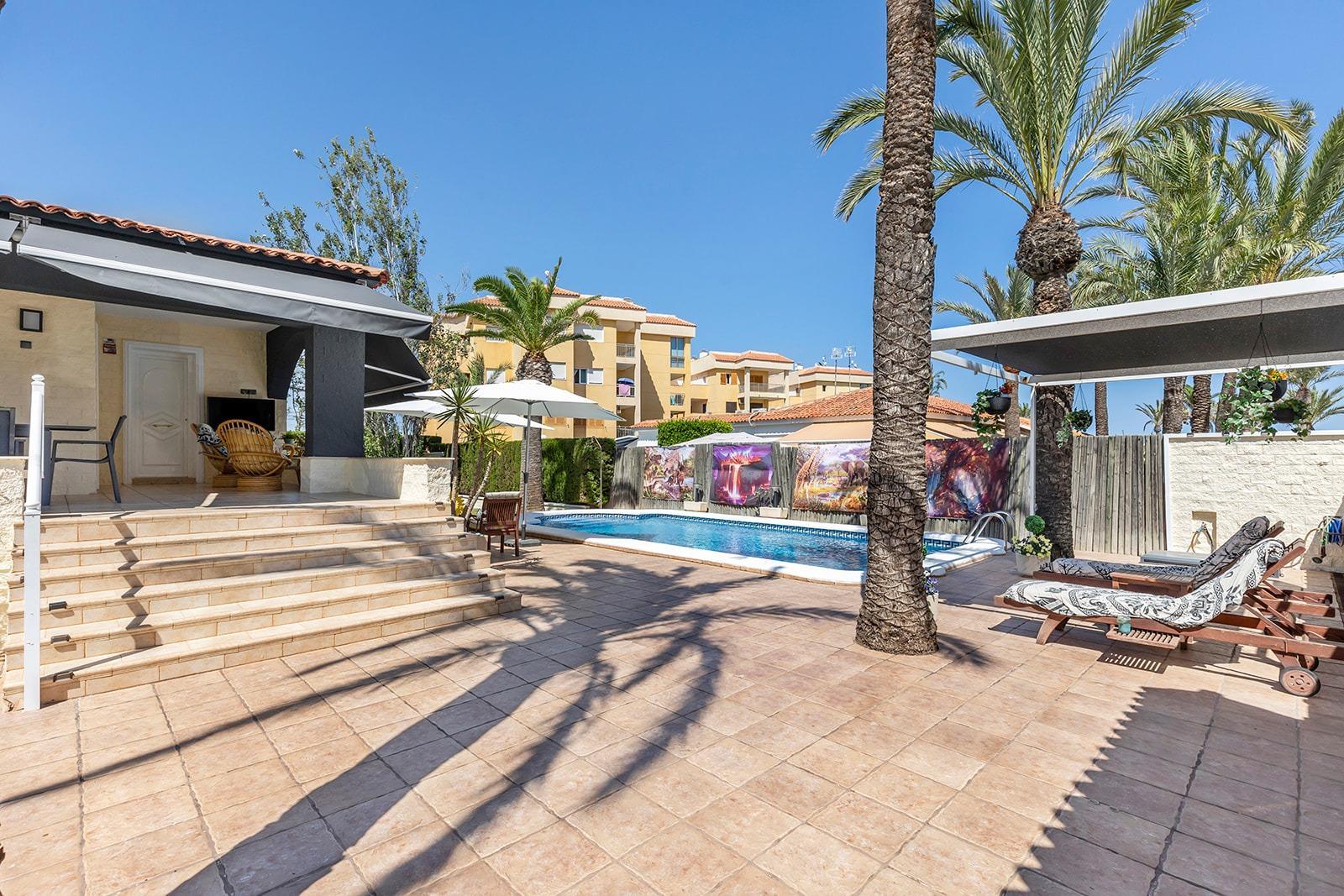VILLA EN PUNTA PRIMA A 100 METROS DE PLAYA CON SUPERFICIE 212 M2. CON PARCELA DE 442 M2. CON PISCINA PRIVADA. — image 2