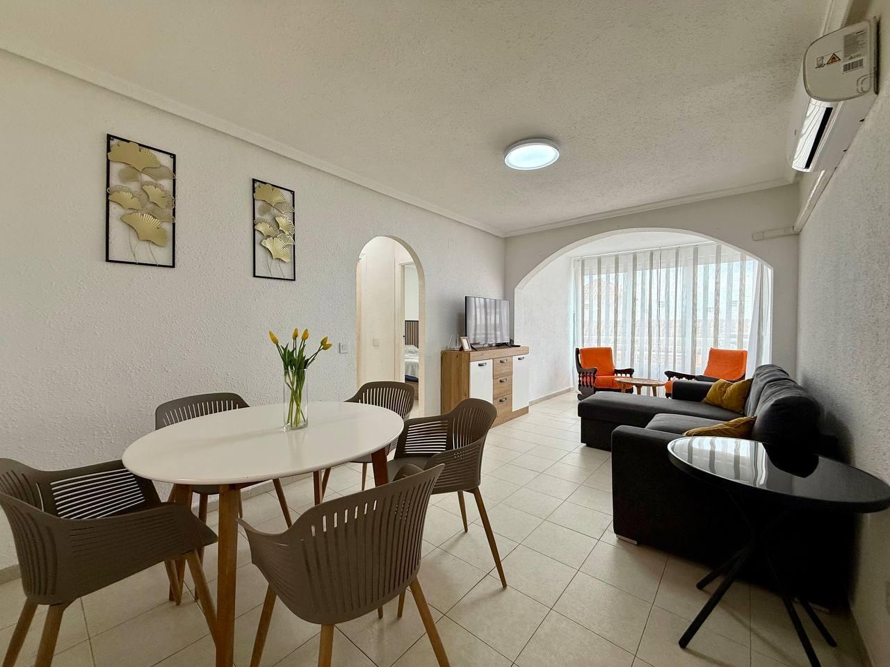 Apartamento con 2 dormitorios, 1 baño, 240 m. de la playa y piscina — image 1