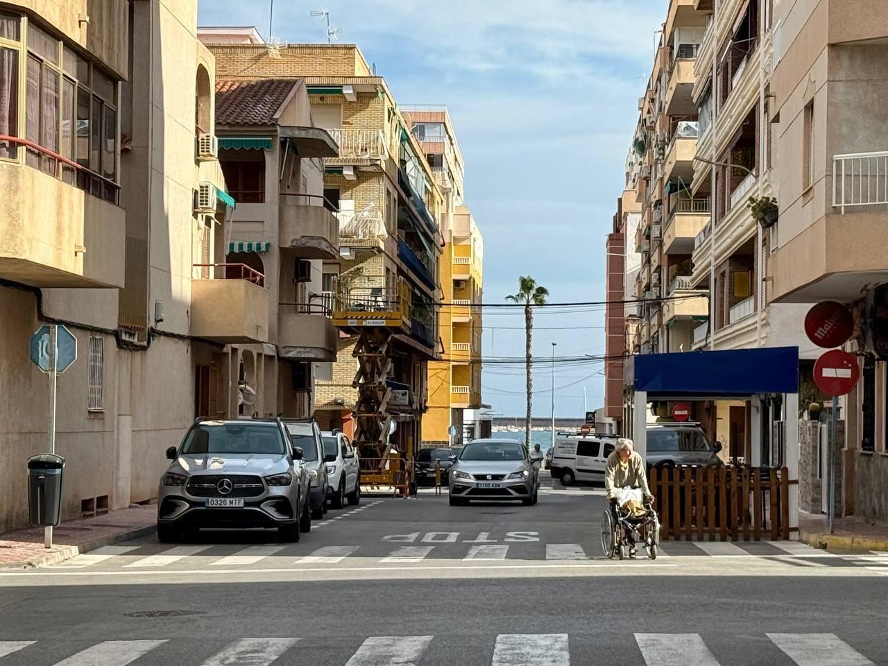 Apartamento con 2 dormitorios, 1 baño, 240 m. de la playa y piscina — image 2