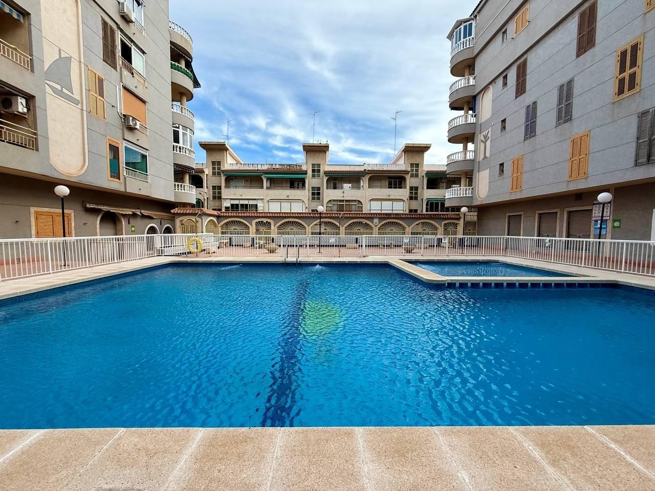 Apartamento con 2 dormitorios, 1 baño, 240 m. de la playa y piscina — image 3
