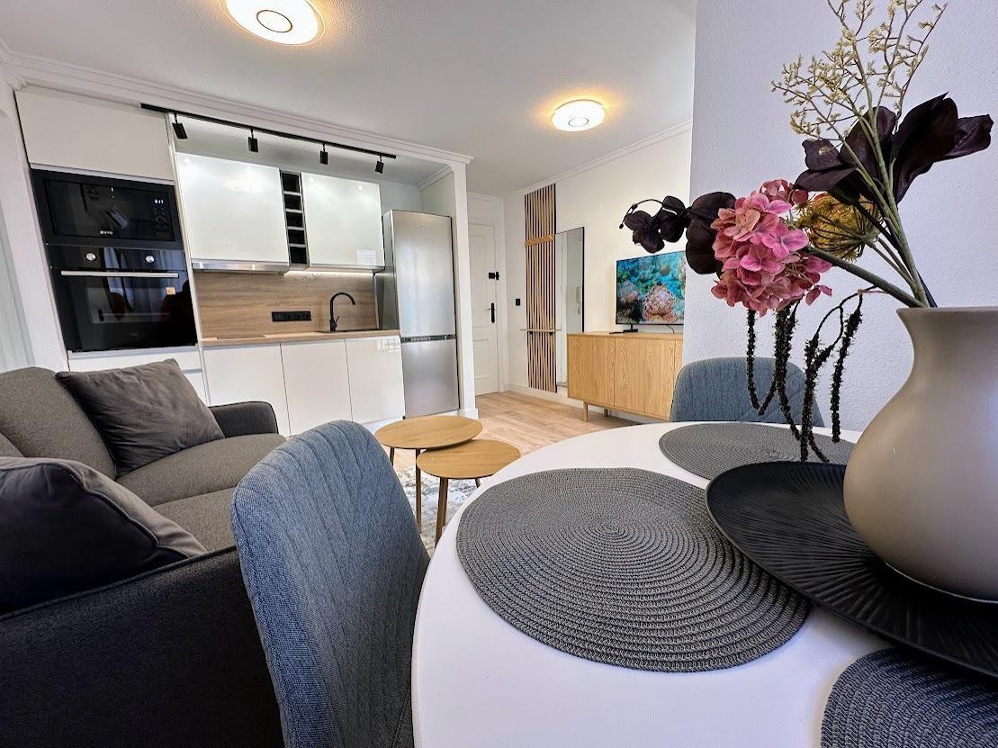 Exclusivo apartamento con reforma a estrenar: 2 dormitorios, 550 m. de la playa  — image 1