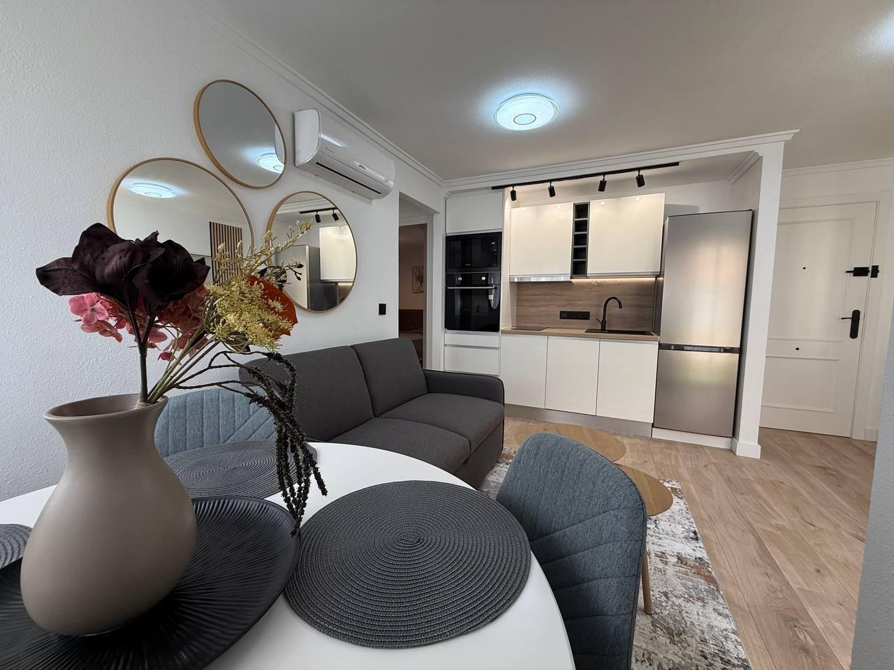Exclusivo apartamento con reforma a estrenar: 2 dormitorios, 550 m. de la playa  — image 2