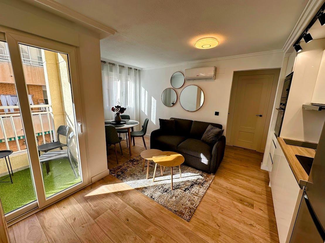 Exclusivo apartamento con reforma a estrenar: 2 dormitorios, 550 m. de la playa  — image 3