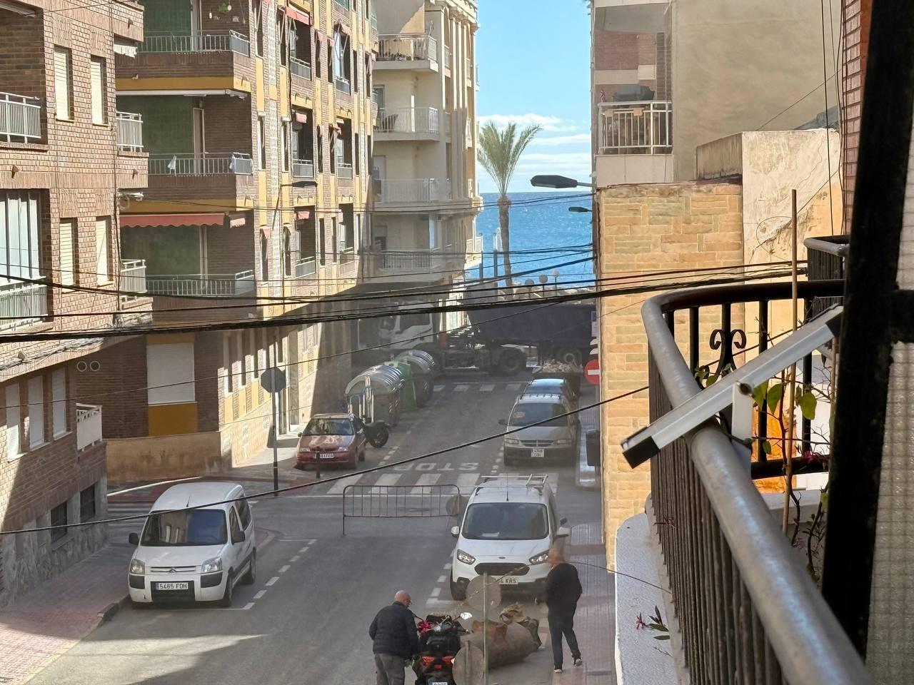Amplio apartamento de tres dormitorios y dos baños con vistas laterales al mar, a 120 metros de la playa. — image 2