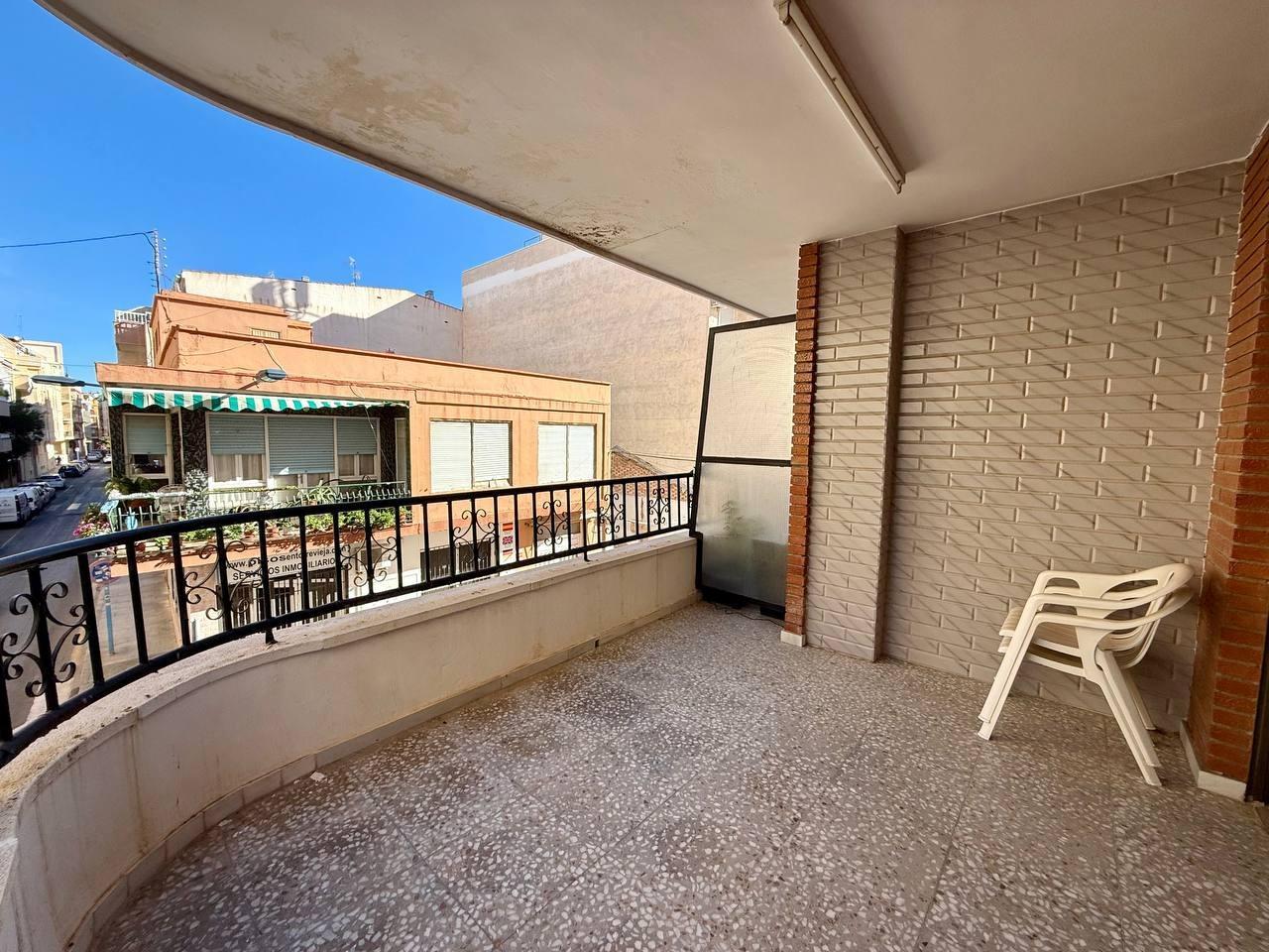 Amplio apartamento de tres dormitorios y dos baños con vistas laterales al mar, a 120 metros de la playa. — image 3