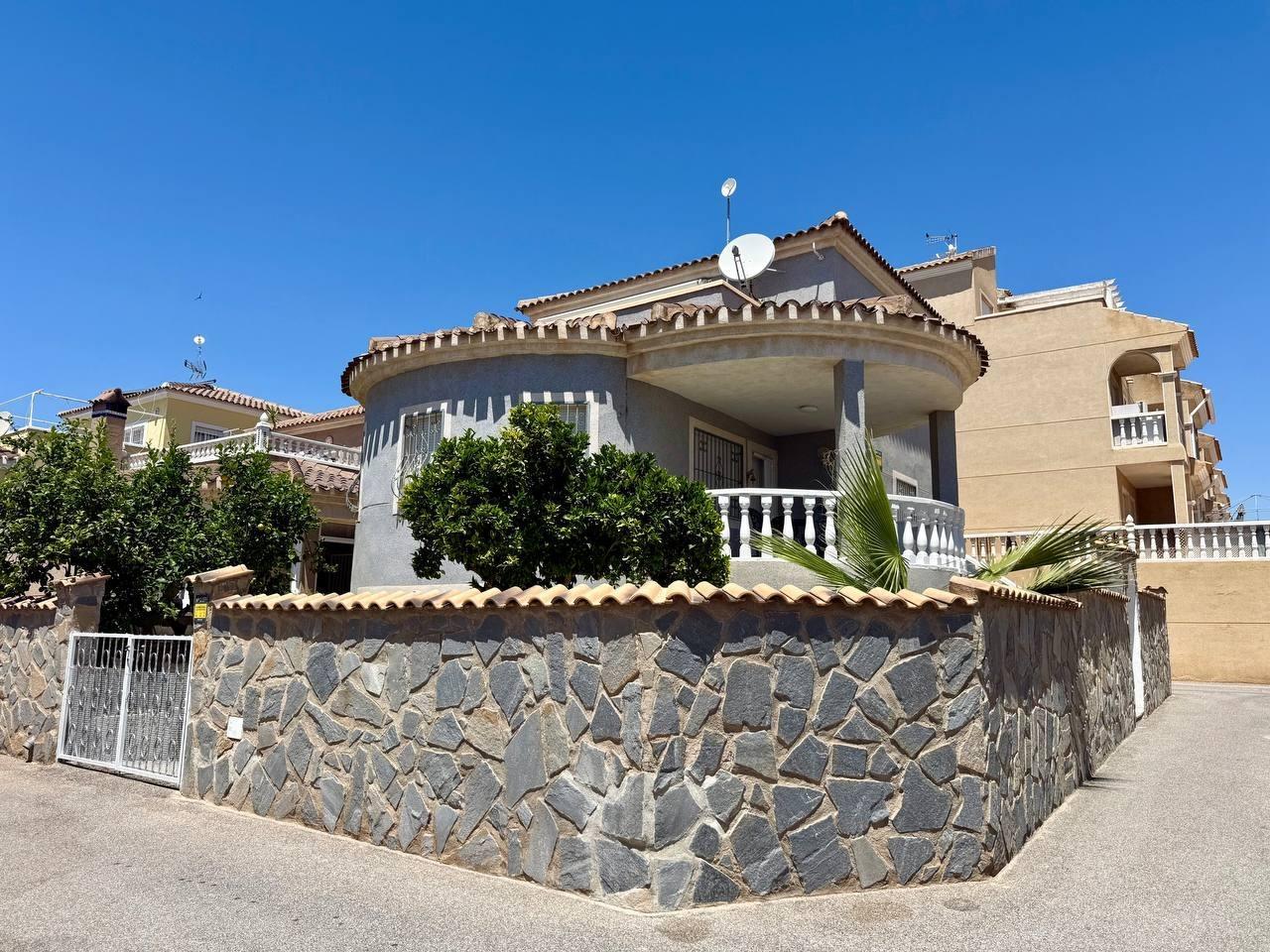 PRECIOSA VILLA EN PLAYA FLAMENCA CON 191M2 DE CASA. 4 DORM. 3 BAÑOS. CON GARAJE Y PISCINA COMUNITARIA.