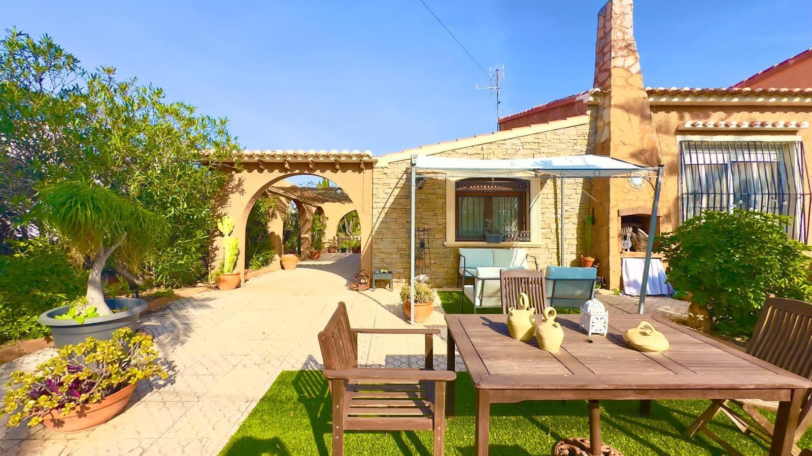 CHALET INDEPENDIENTE CON 800M2 DE PARCELA CON 3 HAB, 1 BAÑO Y 1 ASEO — image 1