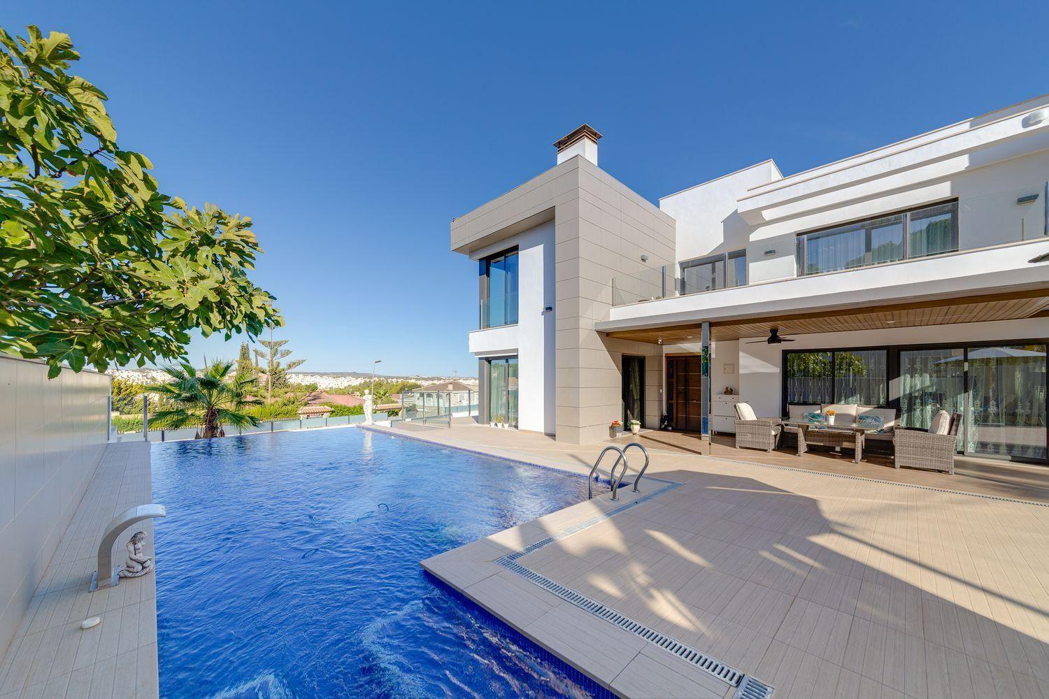 Villa in Torrevieja — image 1