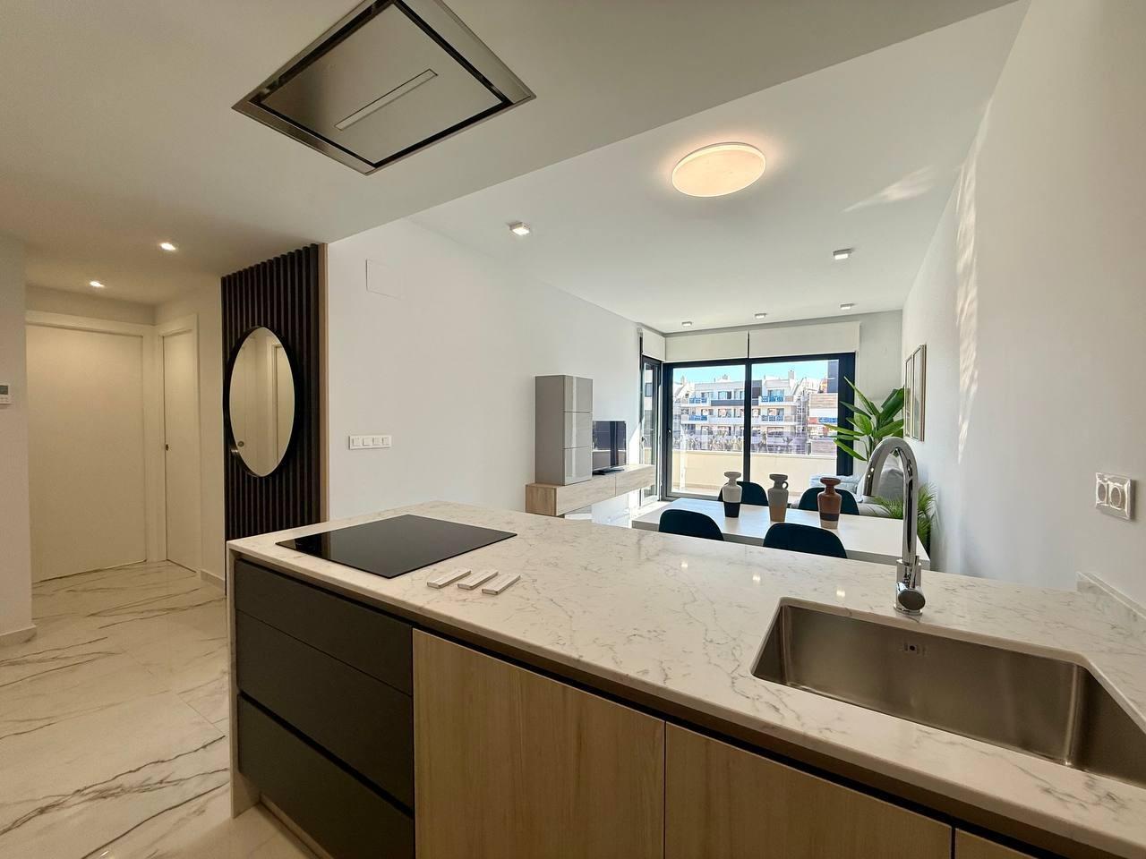 Apartamento completamente amueblado en Ático con dos plazas de aparcamiento, trastero, solárium privado 70m2, piscina comunitaria, gimnasio, sauna y jacuzzi. — image 1