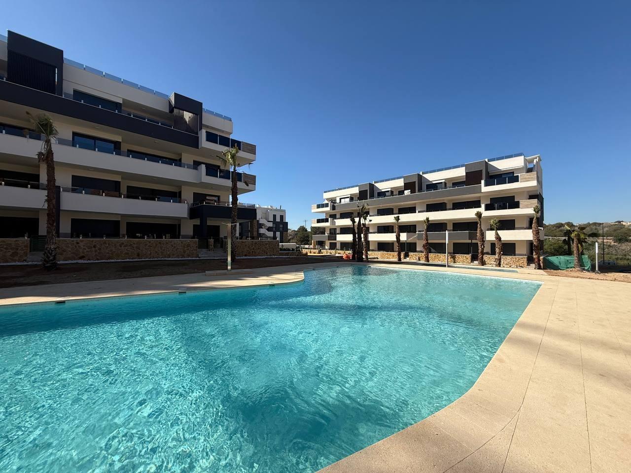 Apartamento completamente amueblado en Ático con dos plazas de aparcamiento, trastero, solárium privado 70m2, piscina comunitaria, gimnasio, sauna y jacuzzi. — image 2