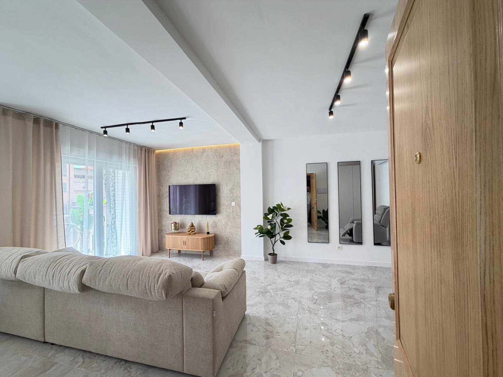 ÁTICO TOTALMENTE REFORMADO A 250 METROS DE PLAYA DEL CURA. 3 DORM. 1 BAÑO. SUPERFICIE 92 M2. TRASTERO INCLUIDO. — image 2