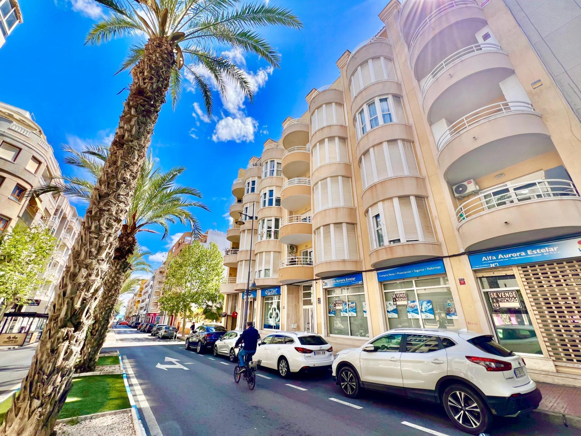 IMPECABLE VIVIENDA DE 2 HABITACIONES + PARKING EN PLENA AVENIDA DE LAS HABANERAS, A TAN SOLO 450m DE LA PLAYA — image 1