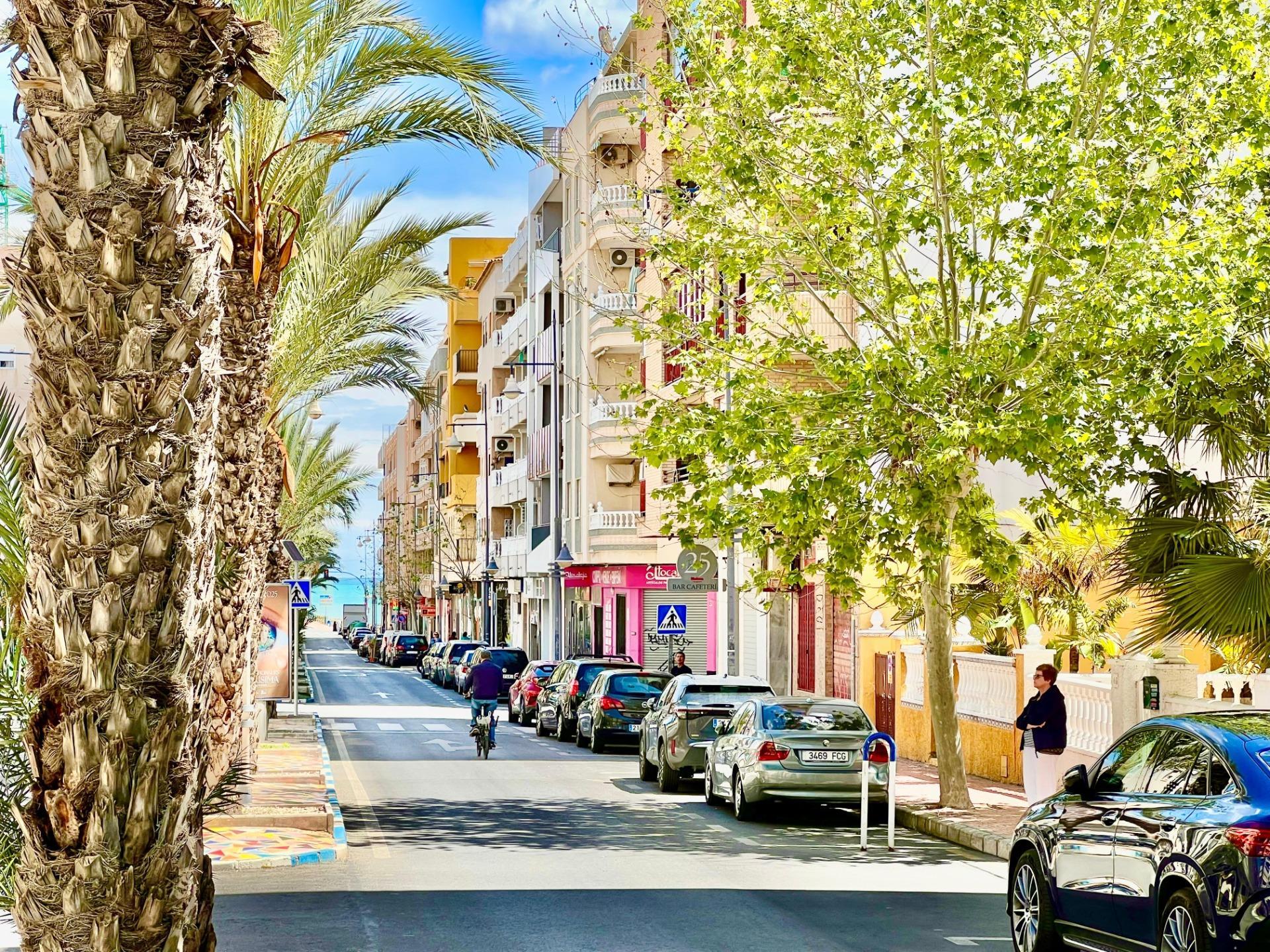 IMPECABLE VIVIENDA DE 2 HABITACIONES + PARKING EN PLENA AVENIDA DE LAS HABANERAS, A TAN SOLO 450m DE LA PLAYA — image 2