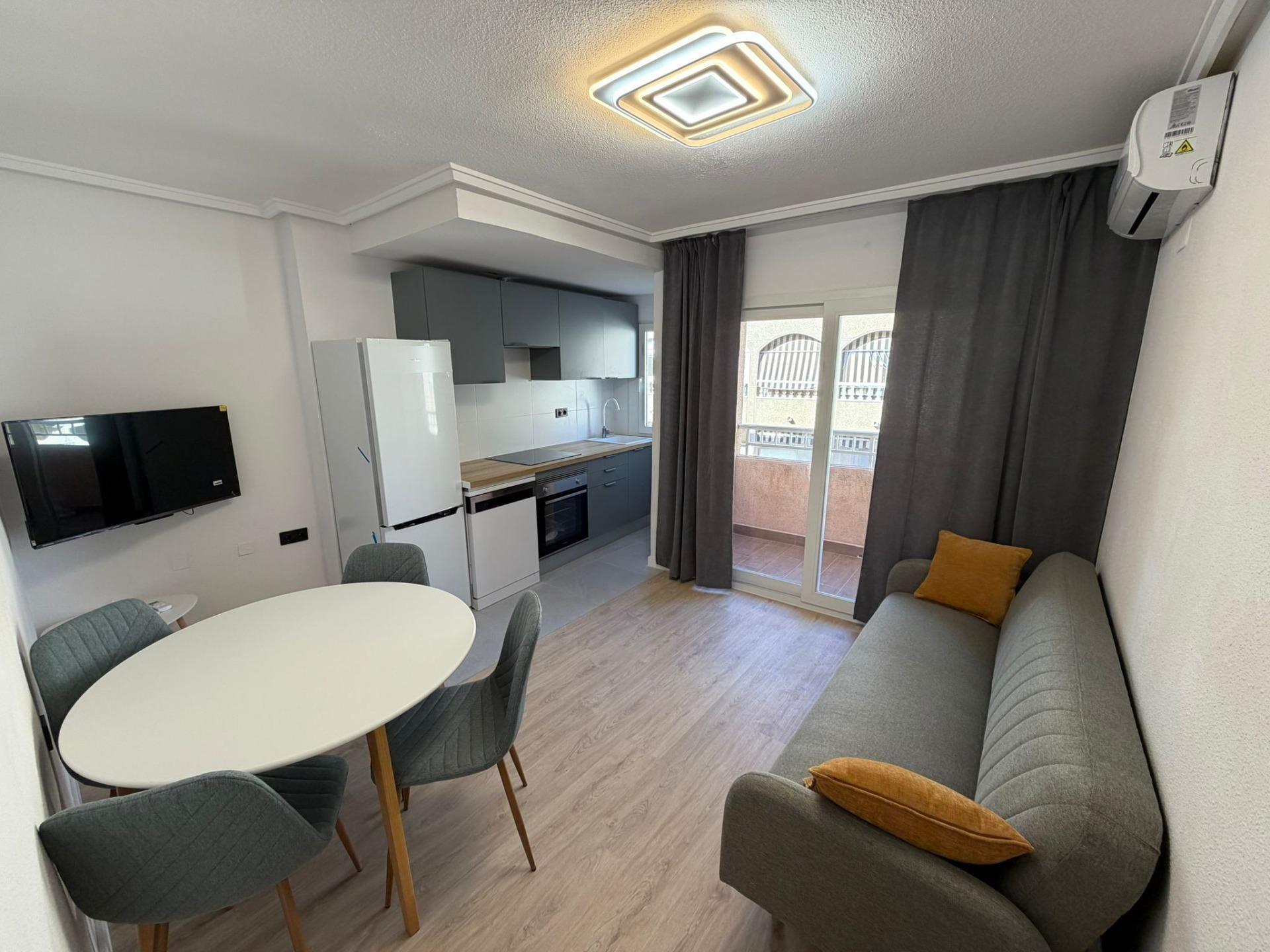 Encantador Apartamento Reformado en Playa del Cura, Torrevieja por €154.900 — image 1