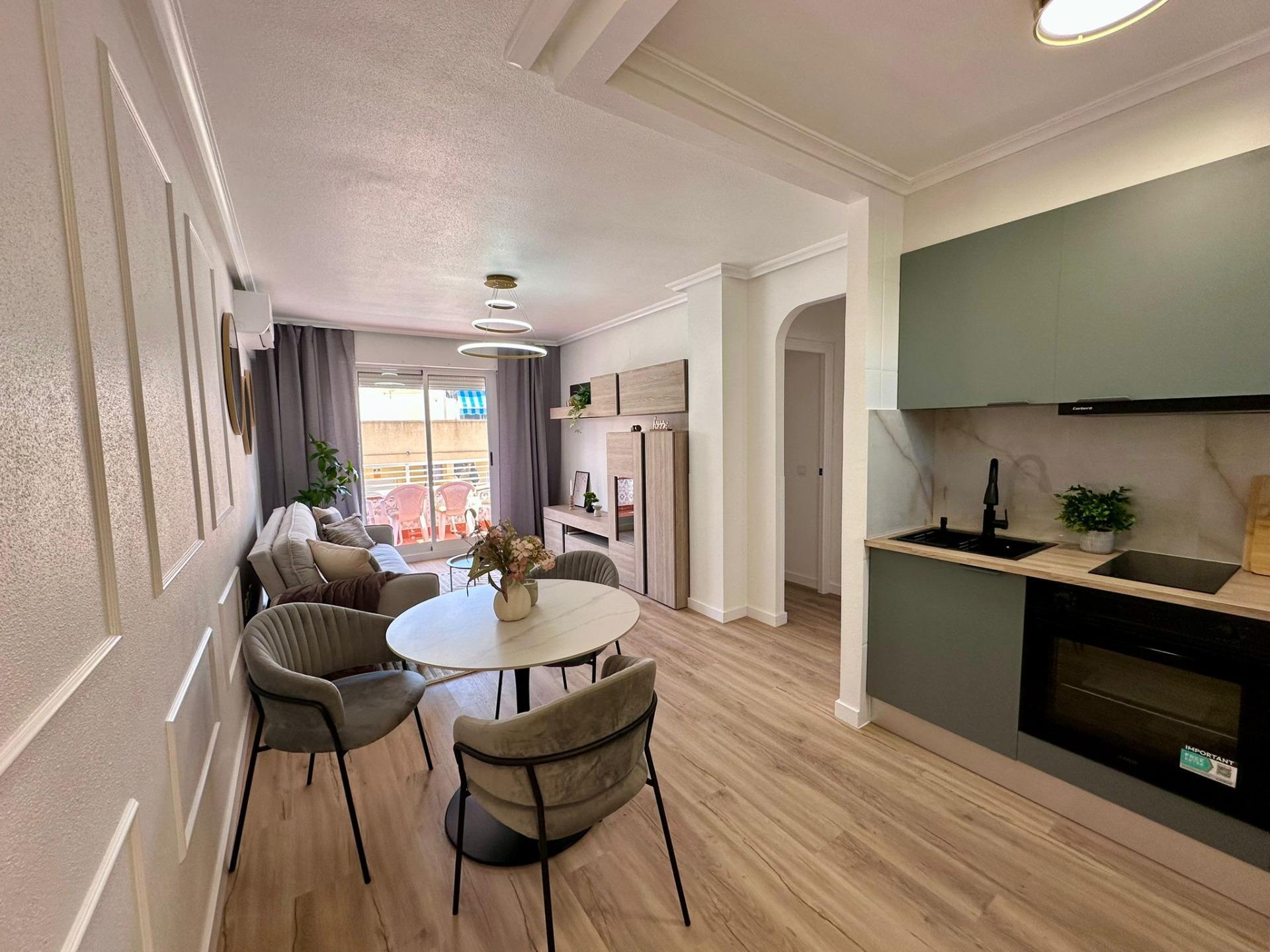 Apartamento totalmente reformado en urbanización cerrada a 400 metros de Playa de Los Locos — image 1