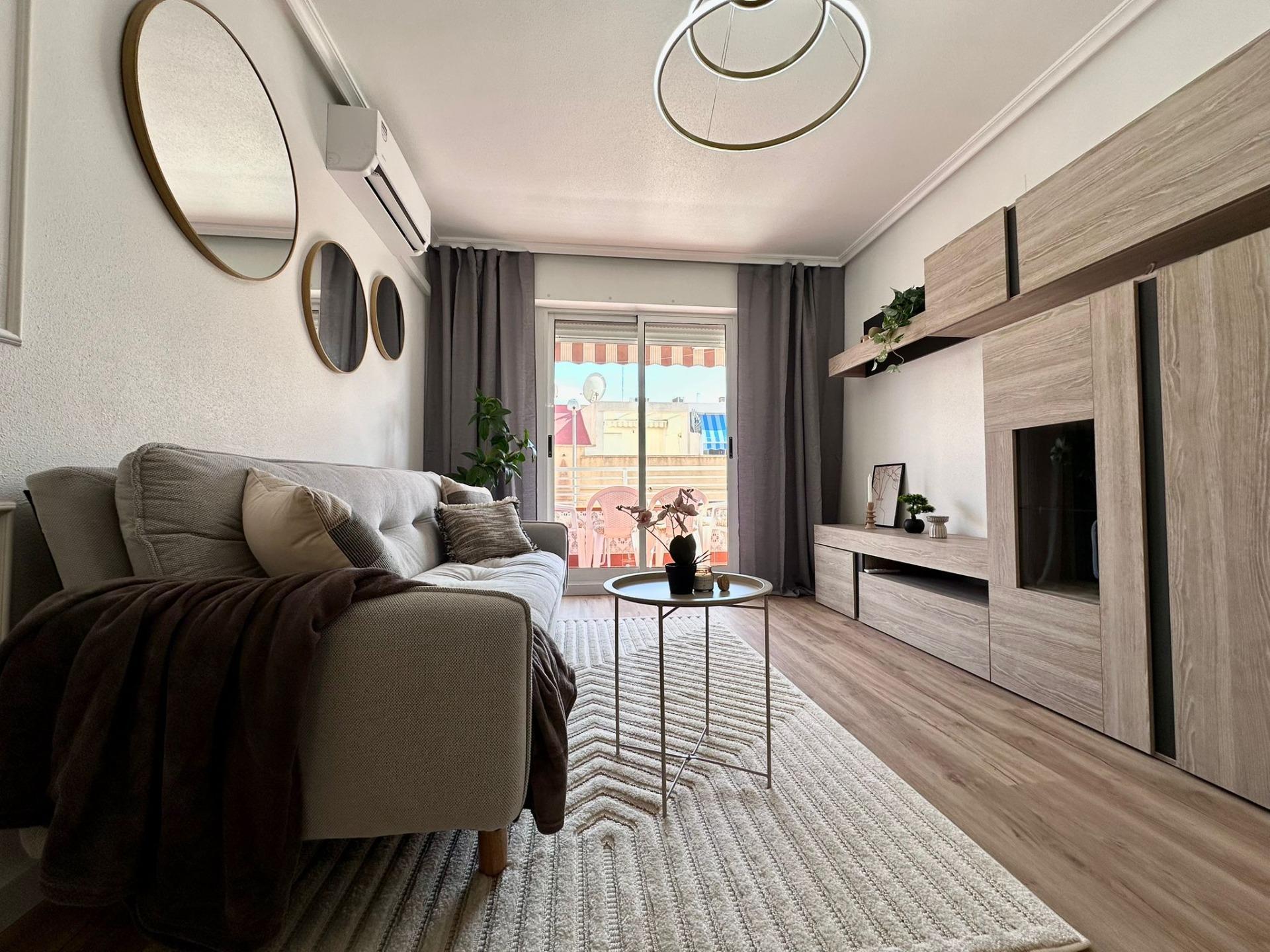 Apartamento totalmente reformado en urbanización cerrada a 400 metros de Playa de Los Locos — image 2