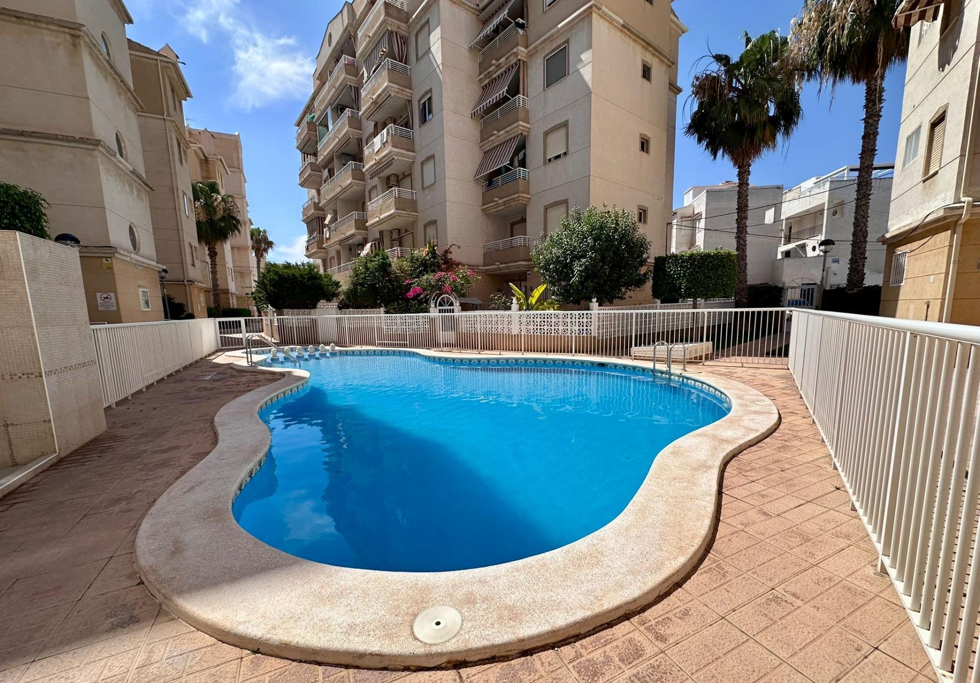 Apartamento totalmente reformado en urbanización cerrada a 400 metros de Playa de Los Locos — image 3