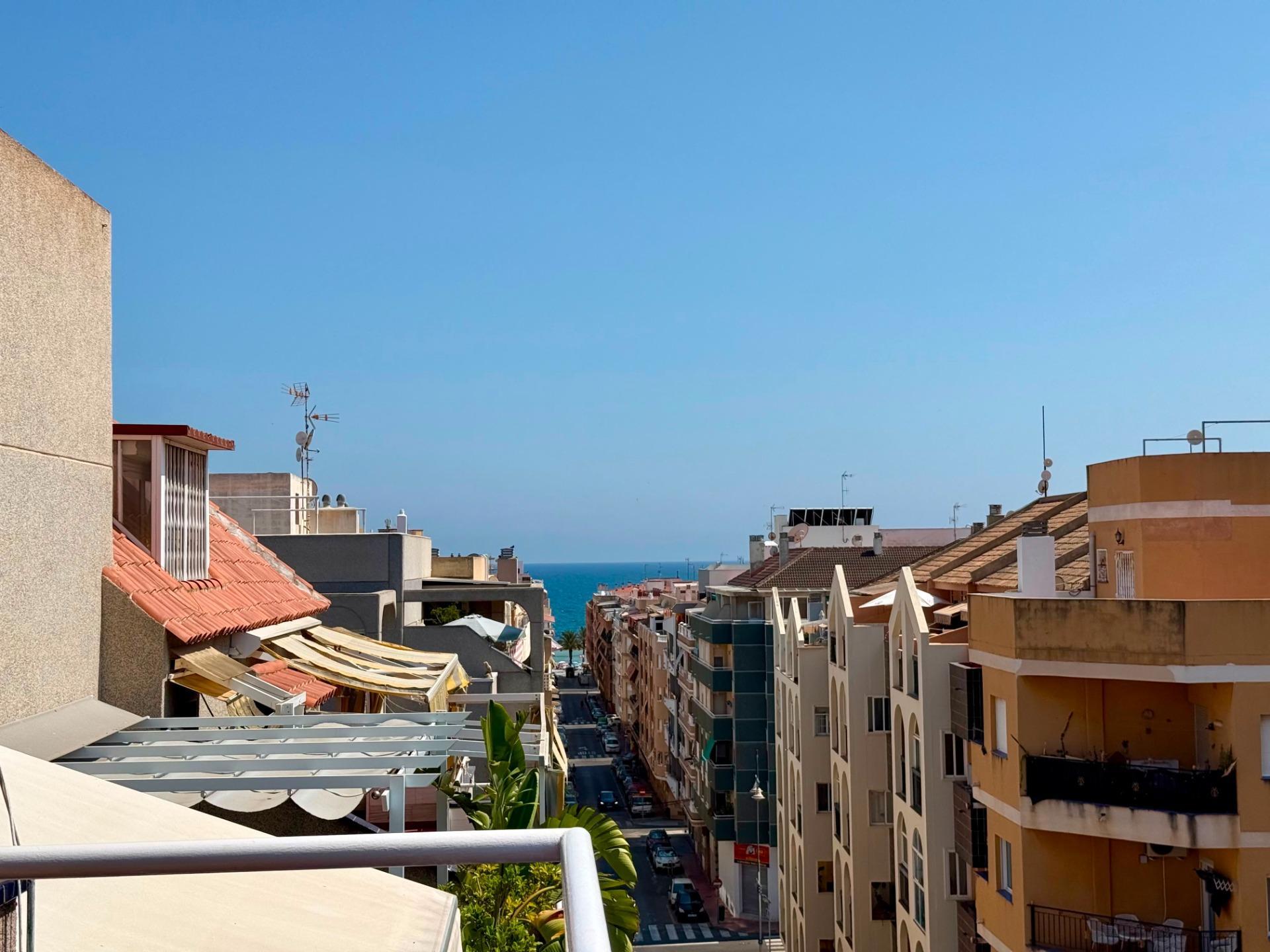 Ático reformado con gran terraza, trastero, vistas laterales al mar, a 400 metros del mar — image 1