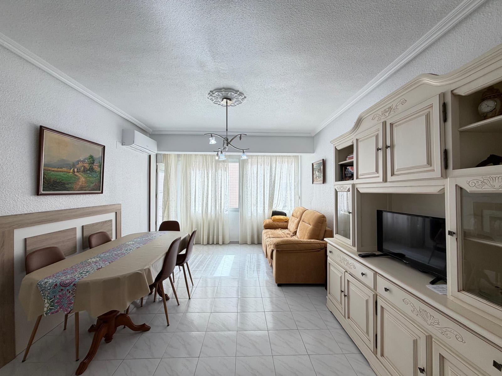 APARTAMENTO DE 3 DORM. 1 BAÑO. EN EL CENTRO DE TORREVIEJA. CON SUPERFICIE DE 81 M2. PLAYA A 450 METROS. — image 1