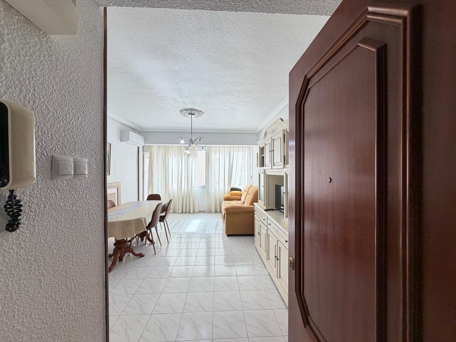 APARTAMENTO DE 3 DORM. 1 BAÑO. EN EL CENTRO DE TORREVIEJA. CON SUPERFICIE DE 81 M2. PLAYA A 450 METROS. — image 2