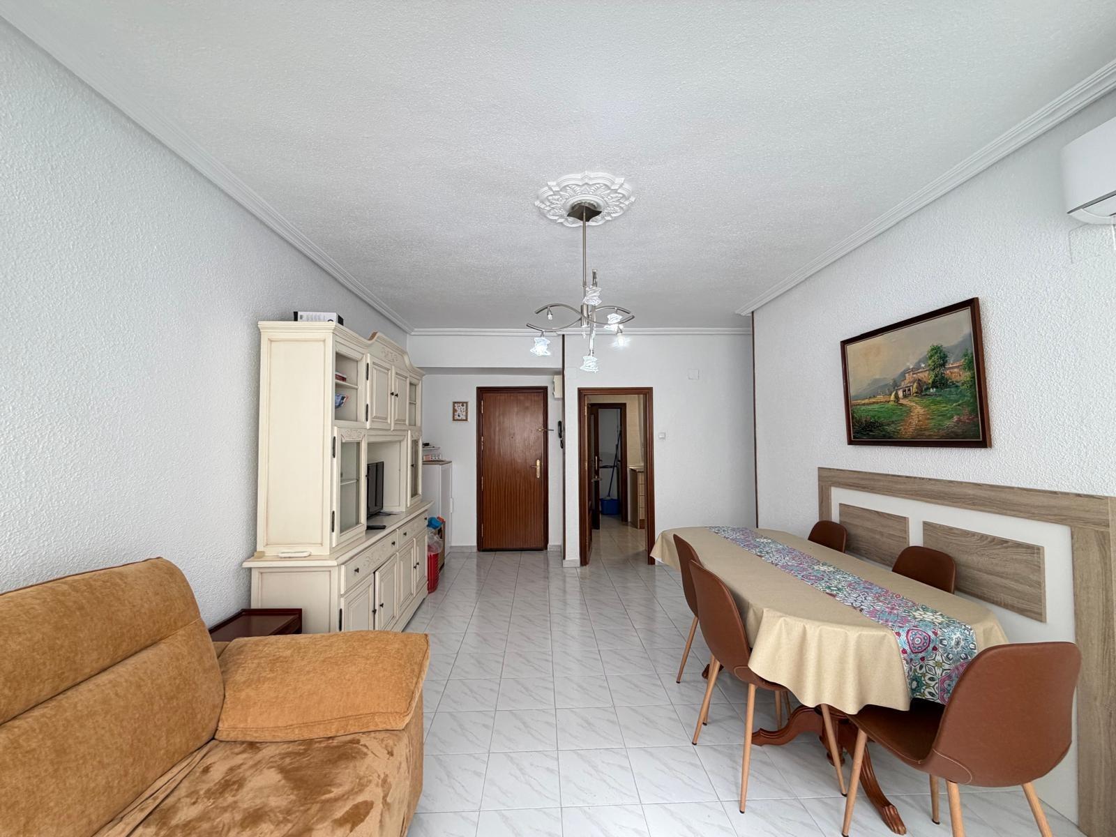 APARTAMENTO DE 3 DORM. 1 BAÑO. EN EL CENTRO DE TORREVIEJA. CON SUPERFICIE DE 81 M2. PLAYA A 450 METROS. — image 3