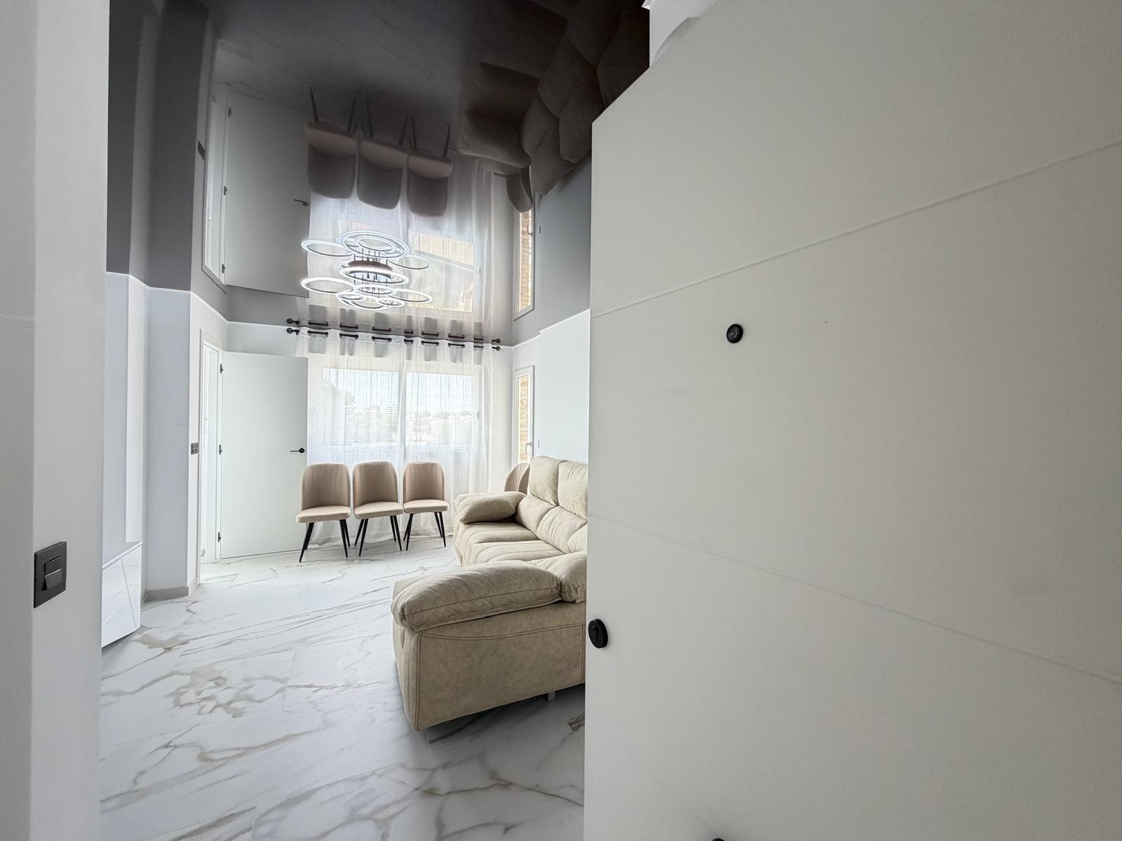 APARTAMENTO CON VISTAS AL MAR Y APARCAMENTO PRIVADO EN LA ZENIA. 1 DORM. 1 BAÑO. SUPERFICIE 64 M2. PLAYA LA ZENIA A 250 METROS. — image 2