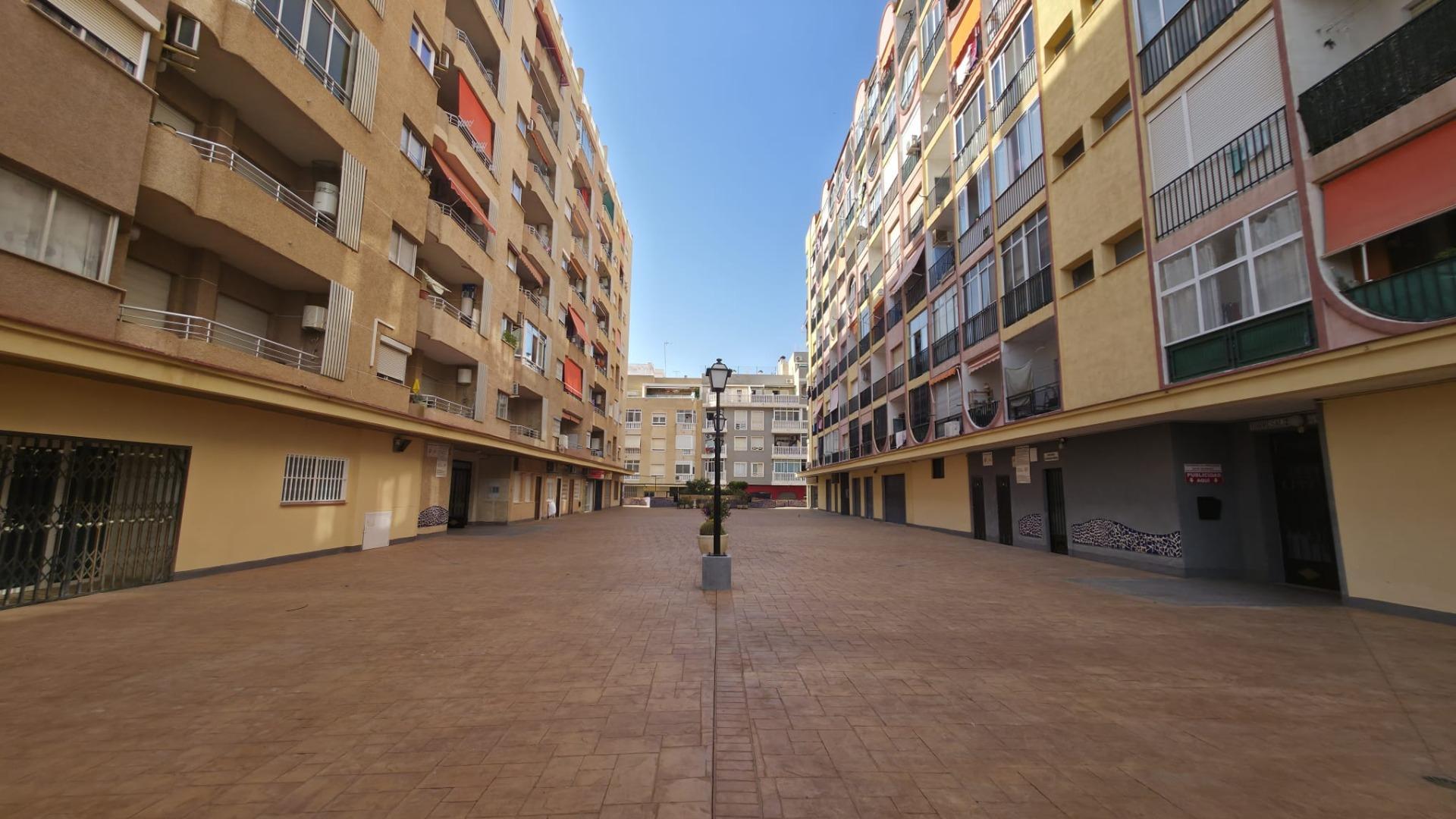 Amplio apartamento en esquina con cercanías a la playa de Los Locos y playa Del Cura - €157.900 — image 1