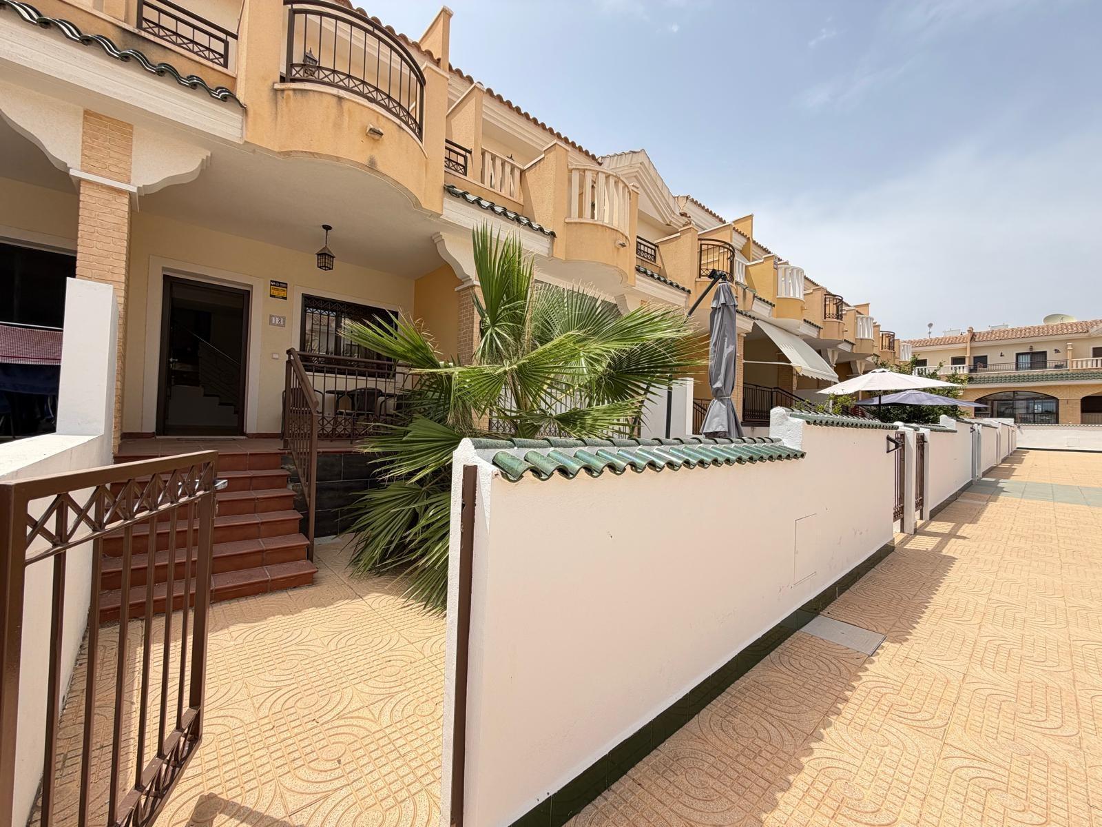ADOSADO EN ROJALES CON VISTAS A LA PISCINA Y PARCELA DE 35 M2. CON PLAZA DE APARCAMENTO. 2 DORM. 2 BAÑOS. SUPERFICIE DE 90 M2. — image 1