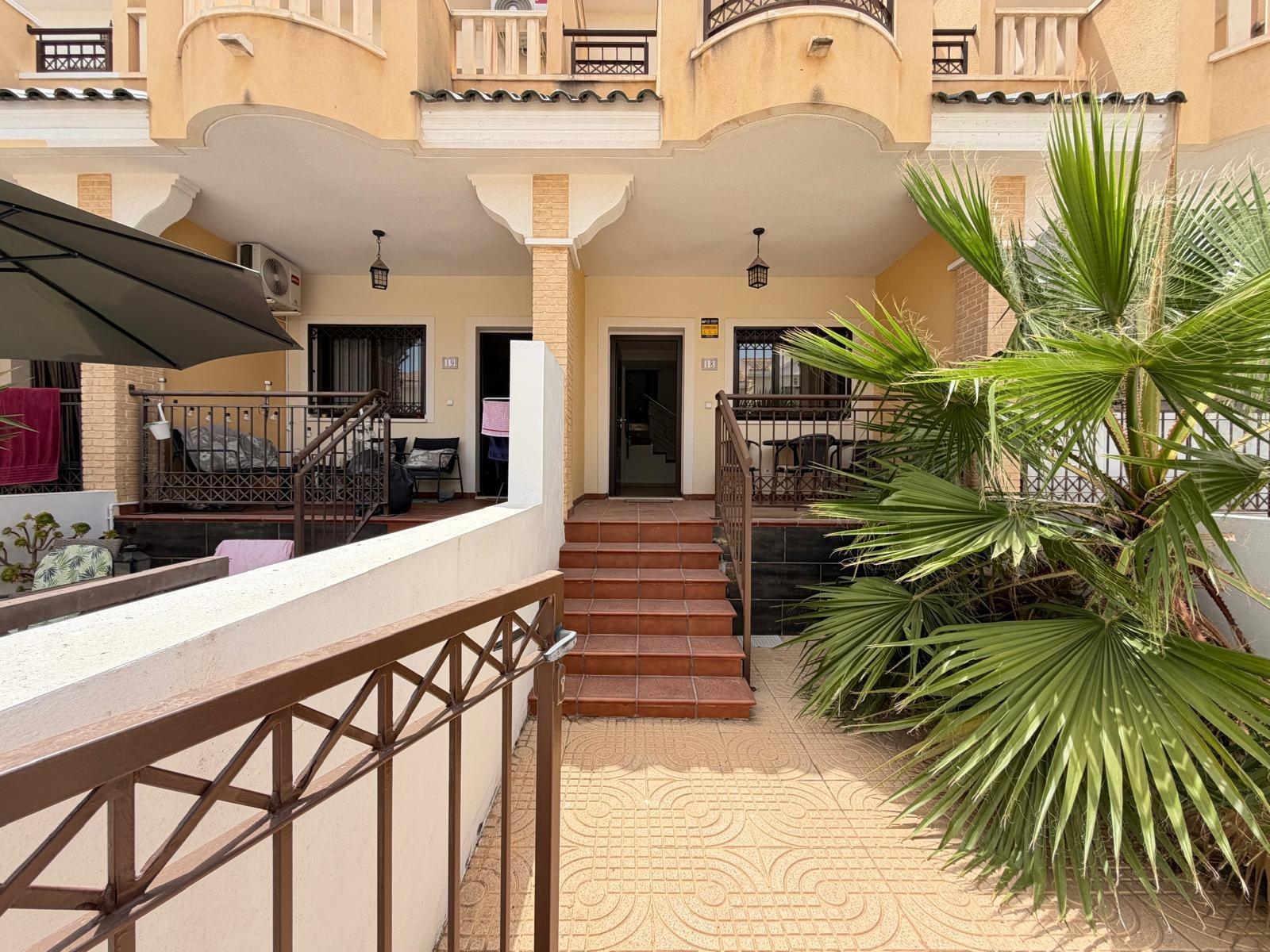 ADOSADO EN ROJALES CON VISTAS A LA PISCINA Y PARCELA DE 35 M2. CON PLAZA DE APARCAMENTO. 2 DORM. 2 BAÑOS. SUPERFICIE DE 90 M2. — image 2