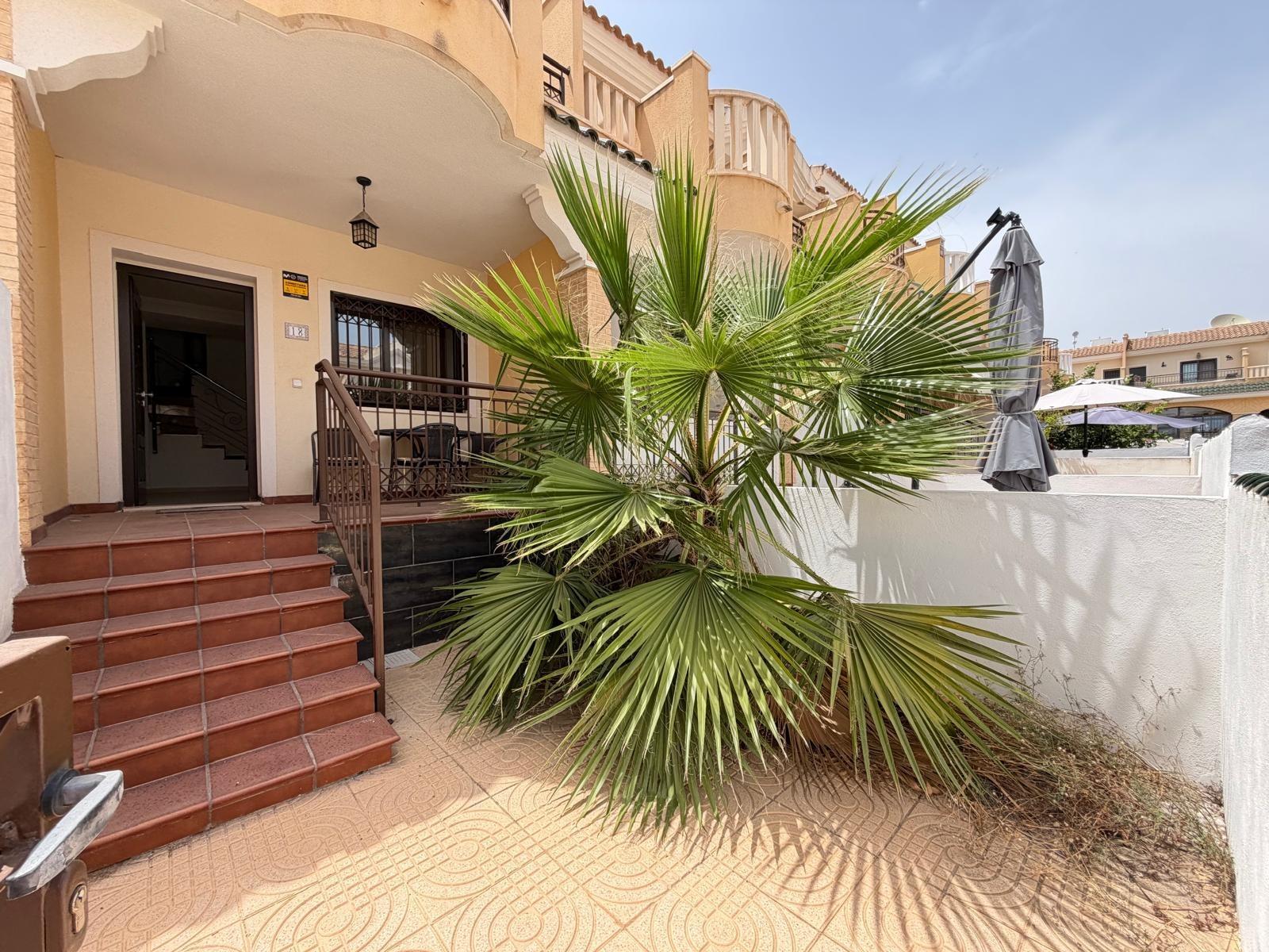 ADOSADO EN ROJALES CON VISTAS A LA PISCINA Y PARCELA DE 35 M2. CON PLAZA DE APARCAMENTO. 2 DORM. 2 BAÑOS. SUPERFICIE DE 90 M2. — image 3