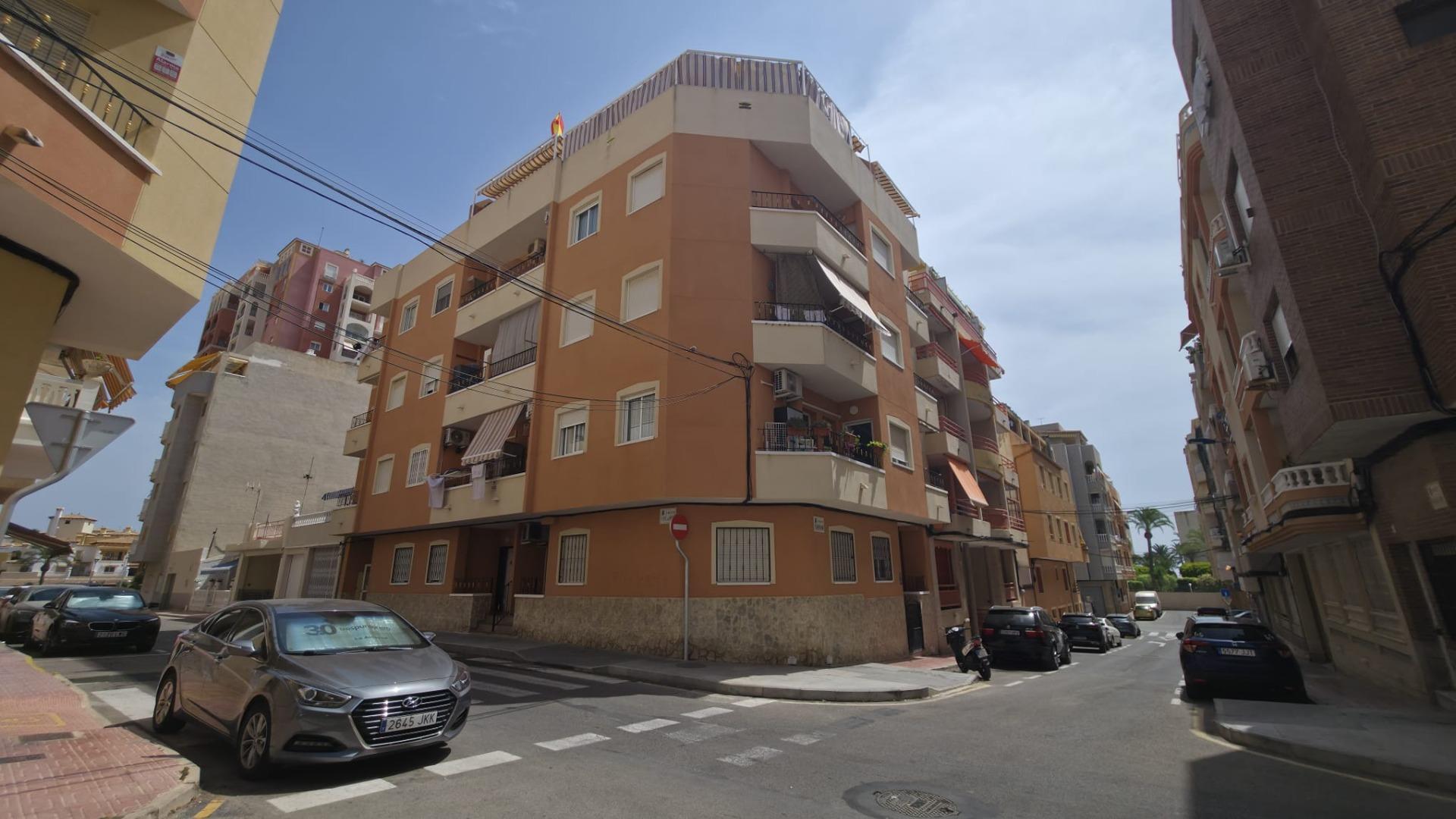 Acogedor Apartamento Soleado y con aproximación a la playa de Los Locos en Perfecto Estado por €129,900 — image 1